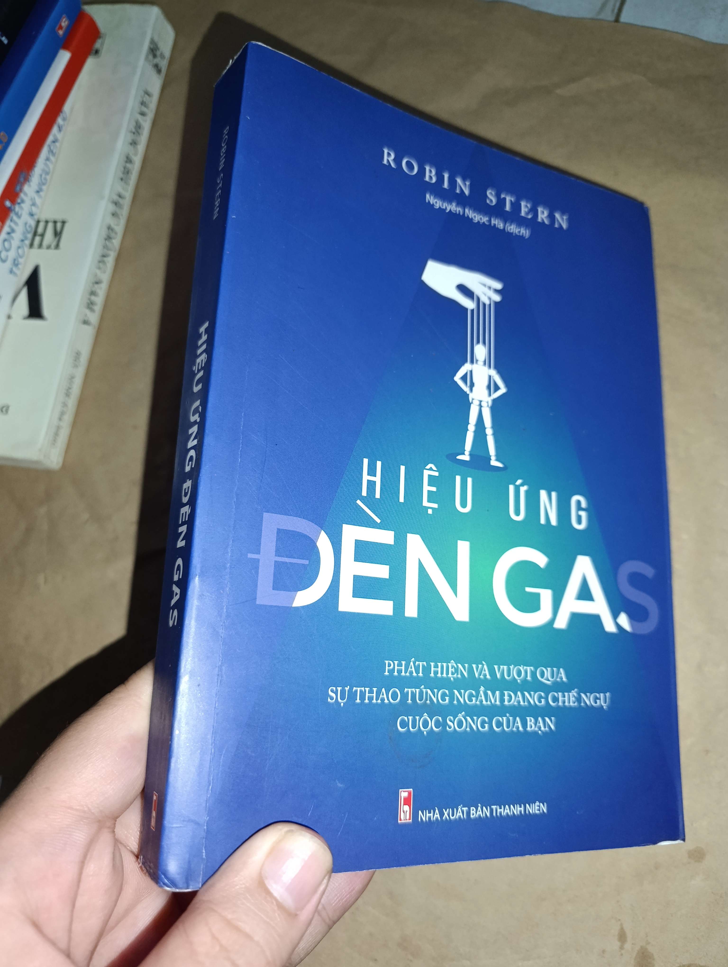 Hiệu ứng đèn gas - Robin Stern 2020 mới 70% tróc gáy (Sách kỹ năng) GZB