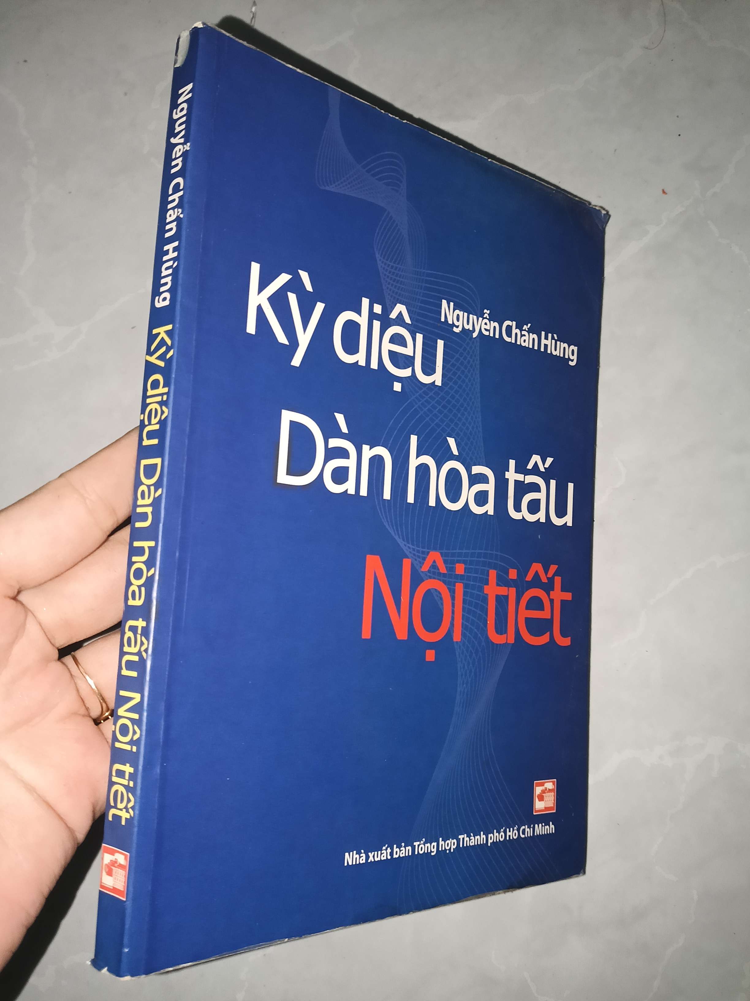 Kỳ diệu dàn hòa tấu nội tiết - Nguyễn Chấn Hùng 2018 mới 70% có chữ, tróc gáy (Sách Y học - Sức khỏe - Thể thao) GZB