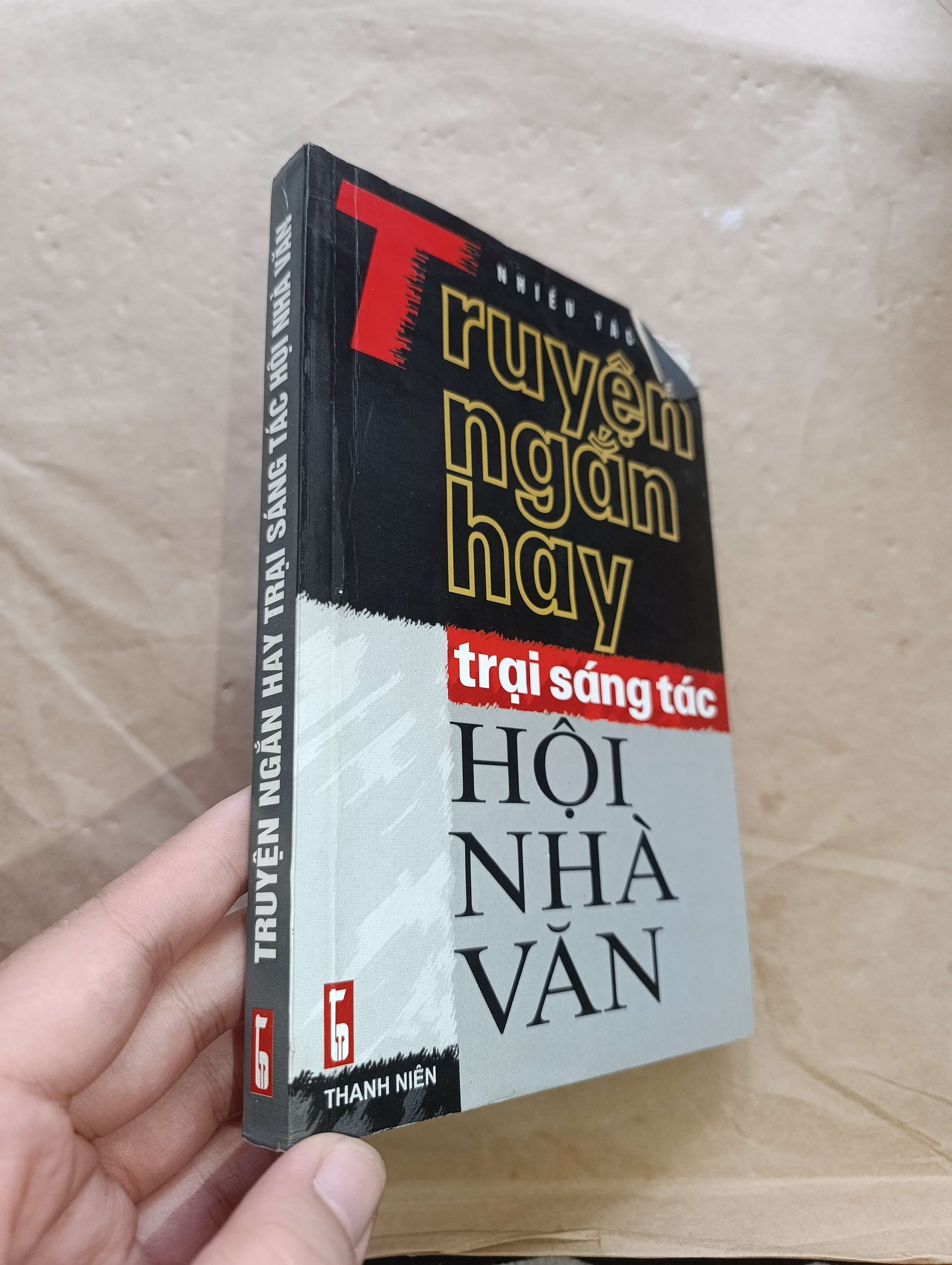 Truyện ngắn hay trại sáng tạo hội nhà văn - Nhiều tác giả 2006 mới 60% có vệt nước, bị ẩm, rách góc (Sách văn học) GZB