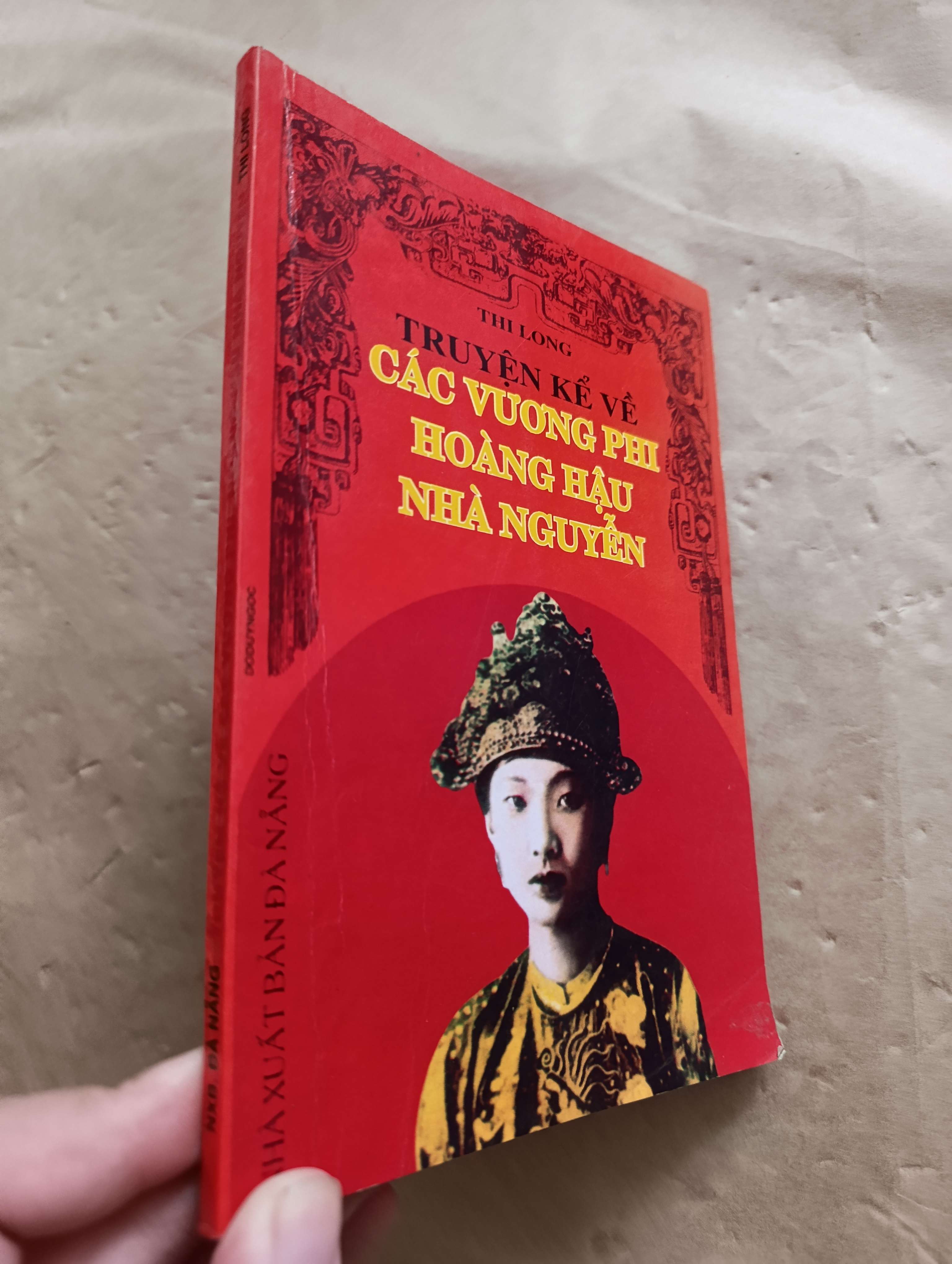 Truyện kể về các Vương phi hoàng hậu nhà Nguyễn - Thi Long 2004 mới 80% (Sách lịch sử - triết học) GZB