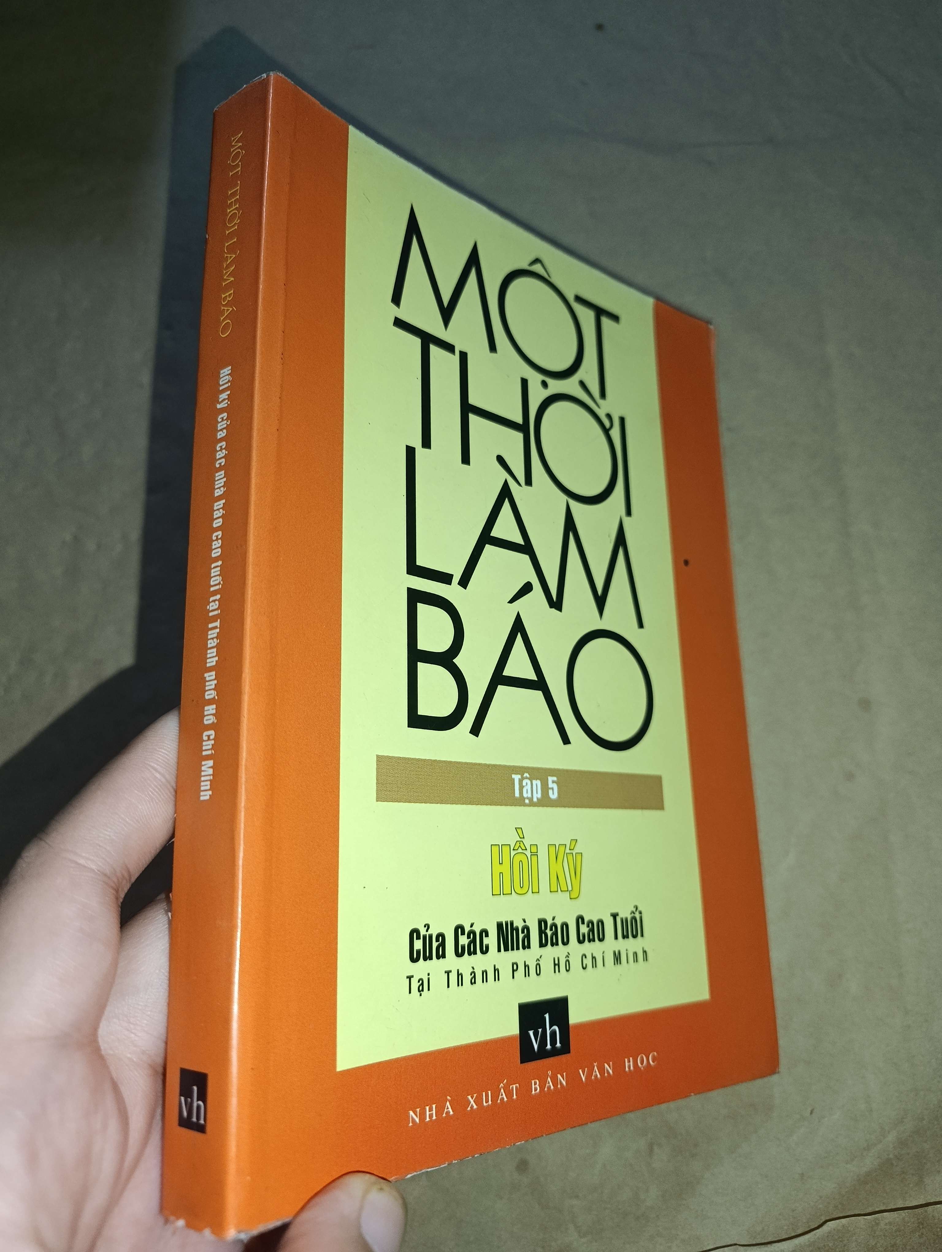 Một thời làm báo tập 5: Hồi ký của các nhà báo cao tuổi tại Thành phố Hồ Chí Minh 2008 mới 70% tróc gáy (Sách văn học) GZB
