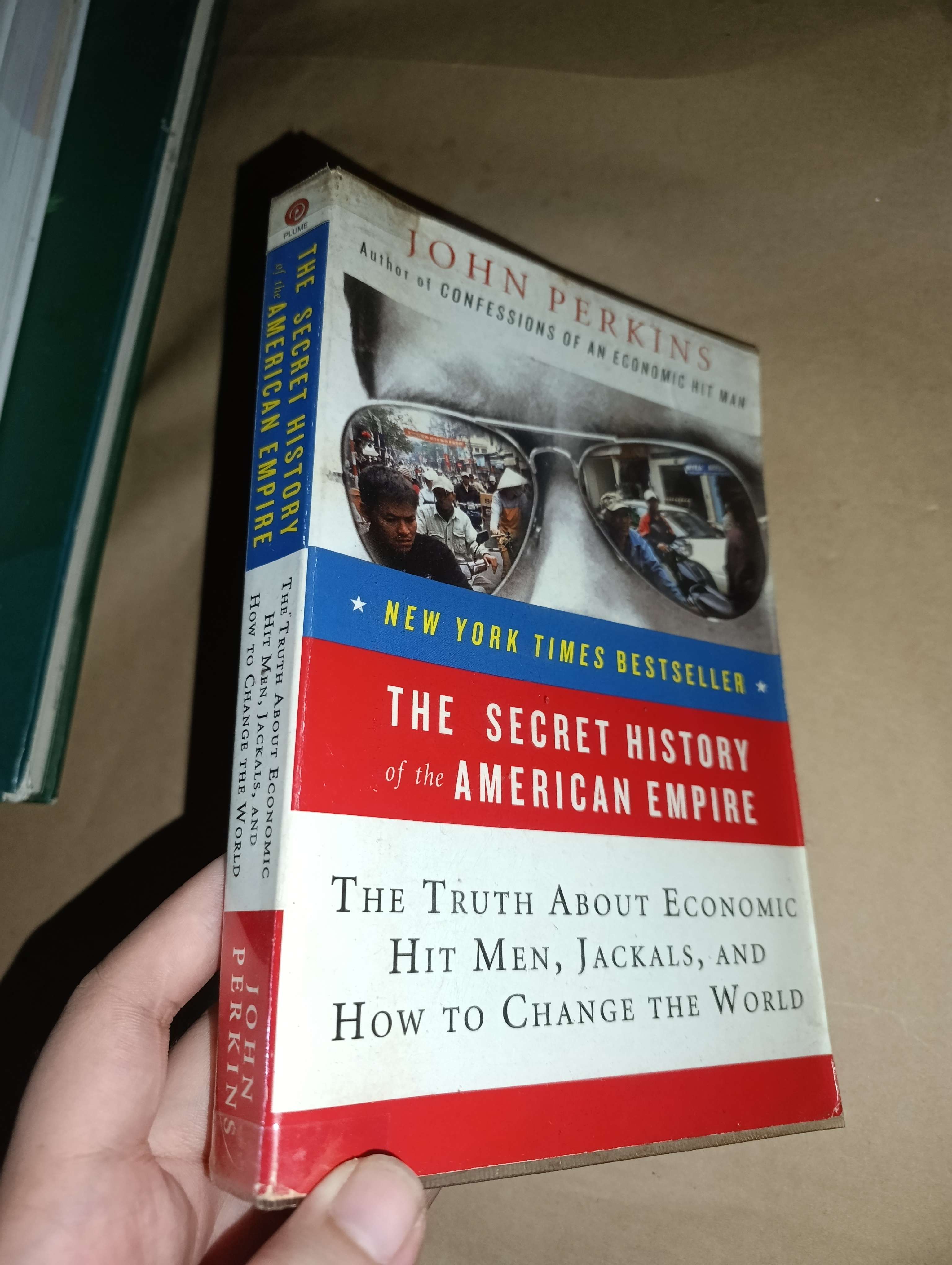 The Secret History of the American Empire: The Truth About Economic Hit Men, Jackals, and How to Change the World - John Perkins. 2007 mới 80% (Sách ngoại) GZB