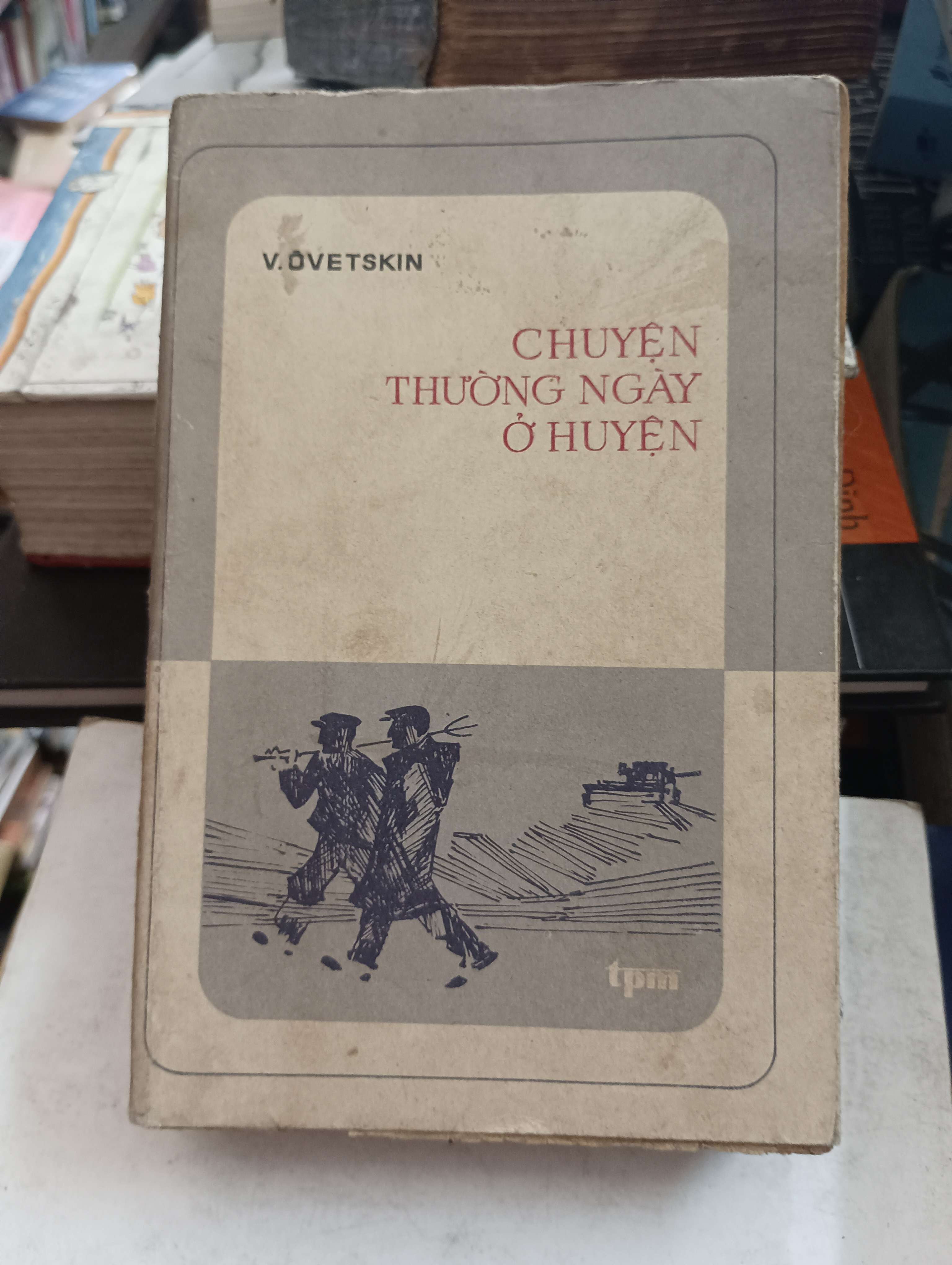 Chuyện Thường Ngày Ở Huyện - V. Ovetskin Mới 80% (Truyện Ngắn) OKB-K8T5