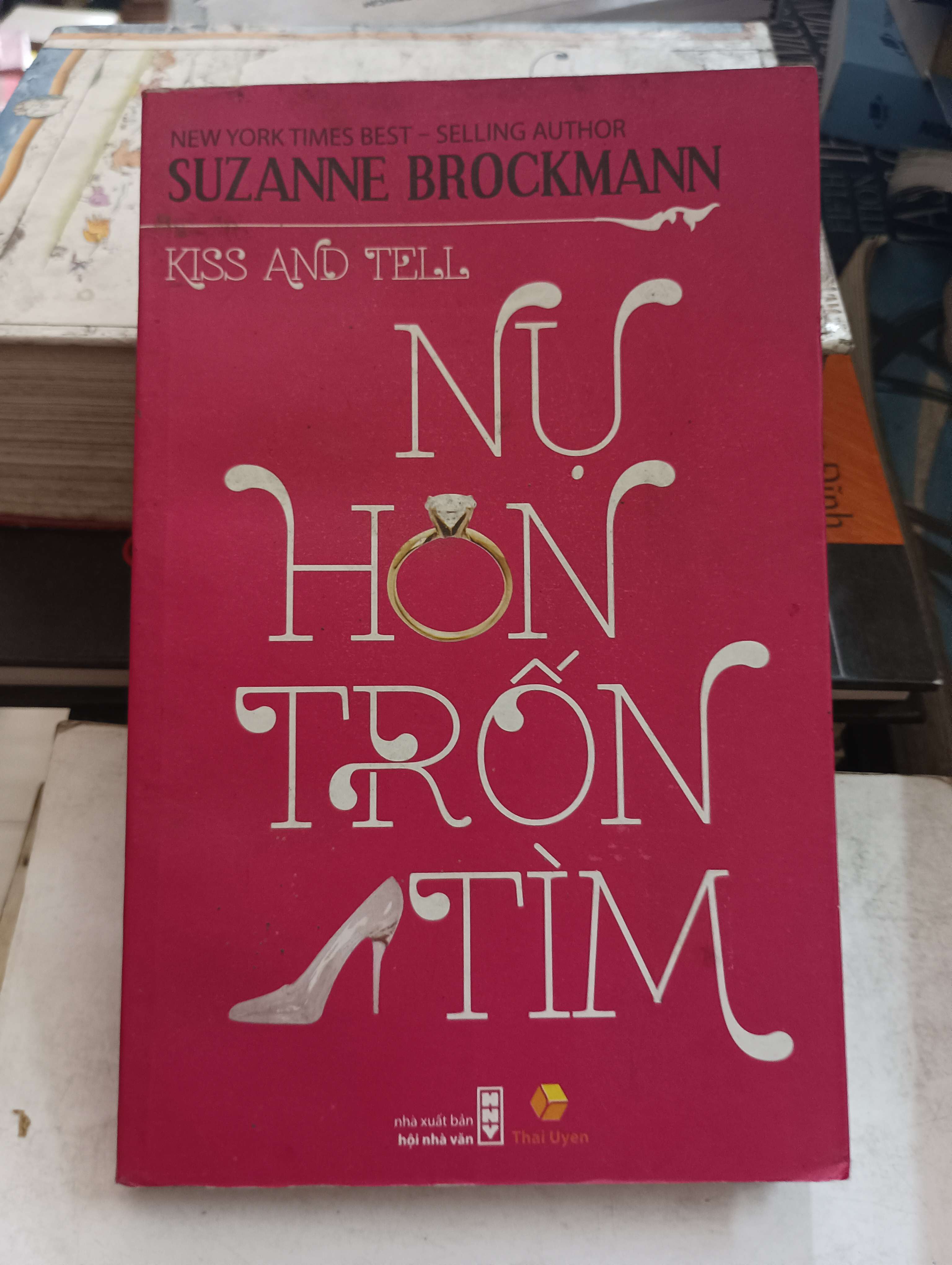 Nụ Hôn Trốn Tìm (Kiss and Tell) - Suzanne Brockmann 2012 Mới 80% (Tiểu Thuyết) OKB-K8T5