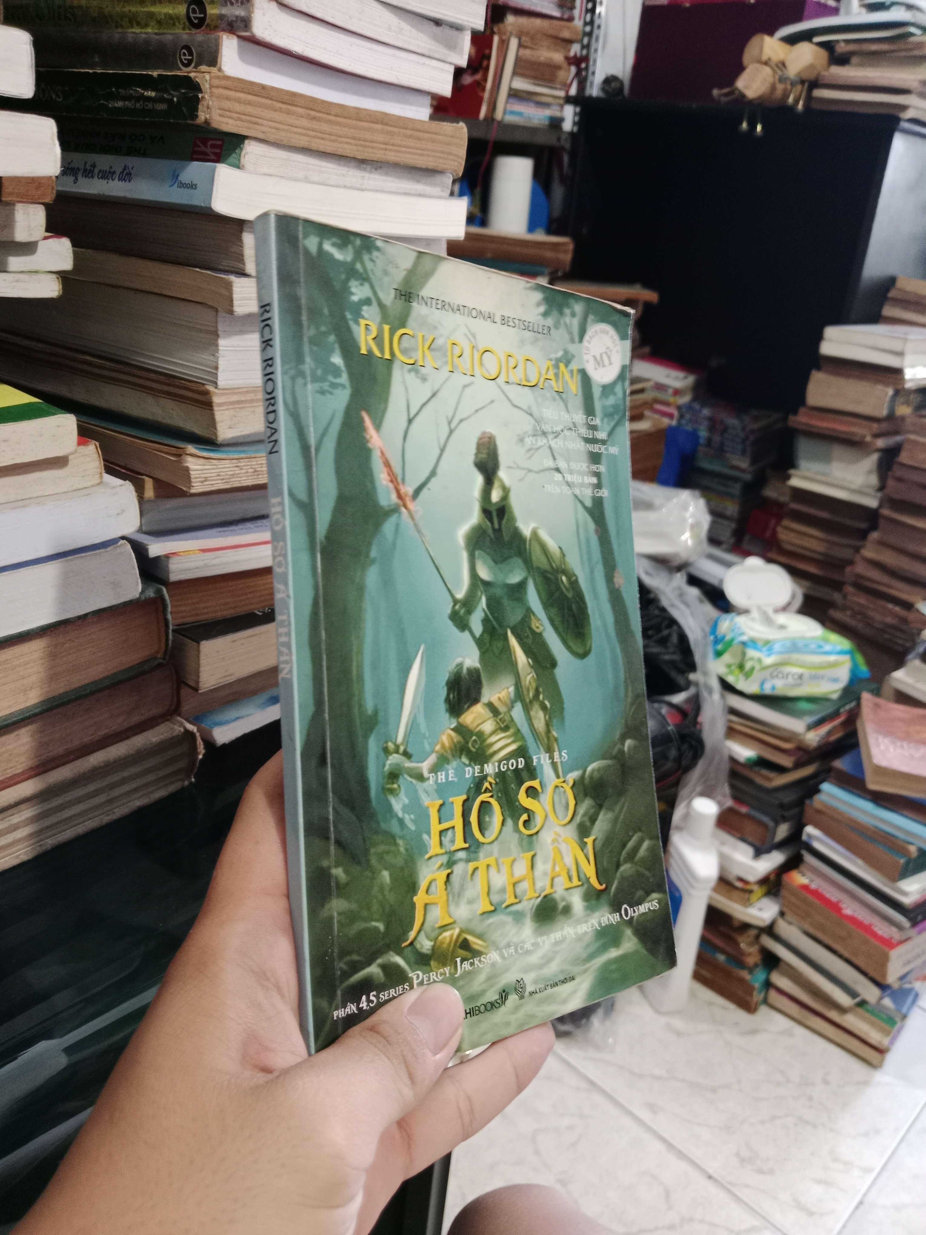 Hồ sơ á thần - Rick Riordan 2011 mới 80% (Sách văn học) KSX