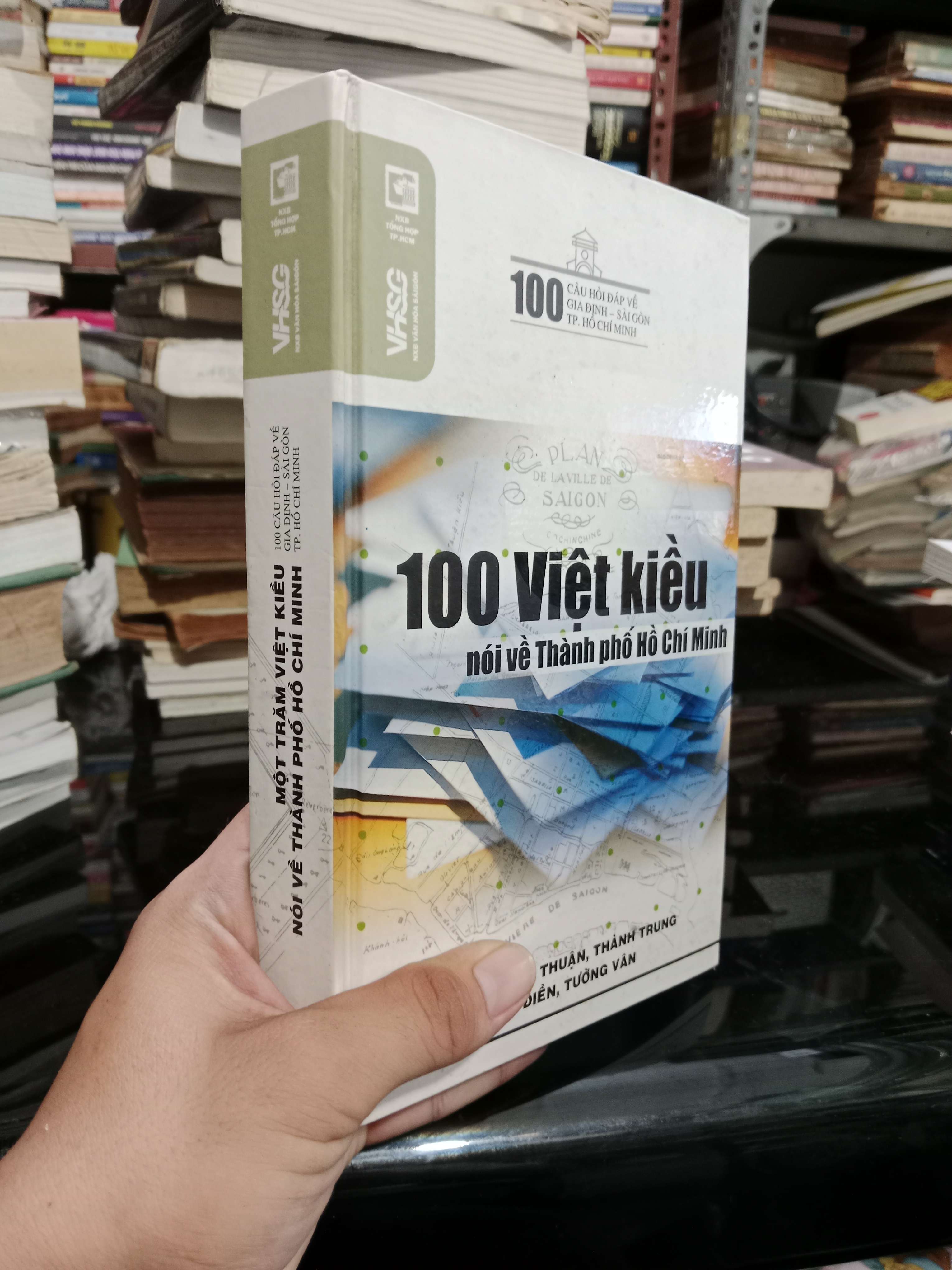 Một trăm Việt kiều nói về Thành phố Hồ Chí Minh 2008 bìa cứng mới 70%, gạch chân (Sách văn học) KSX