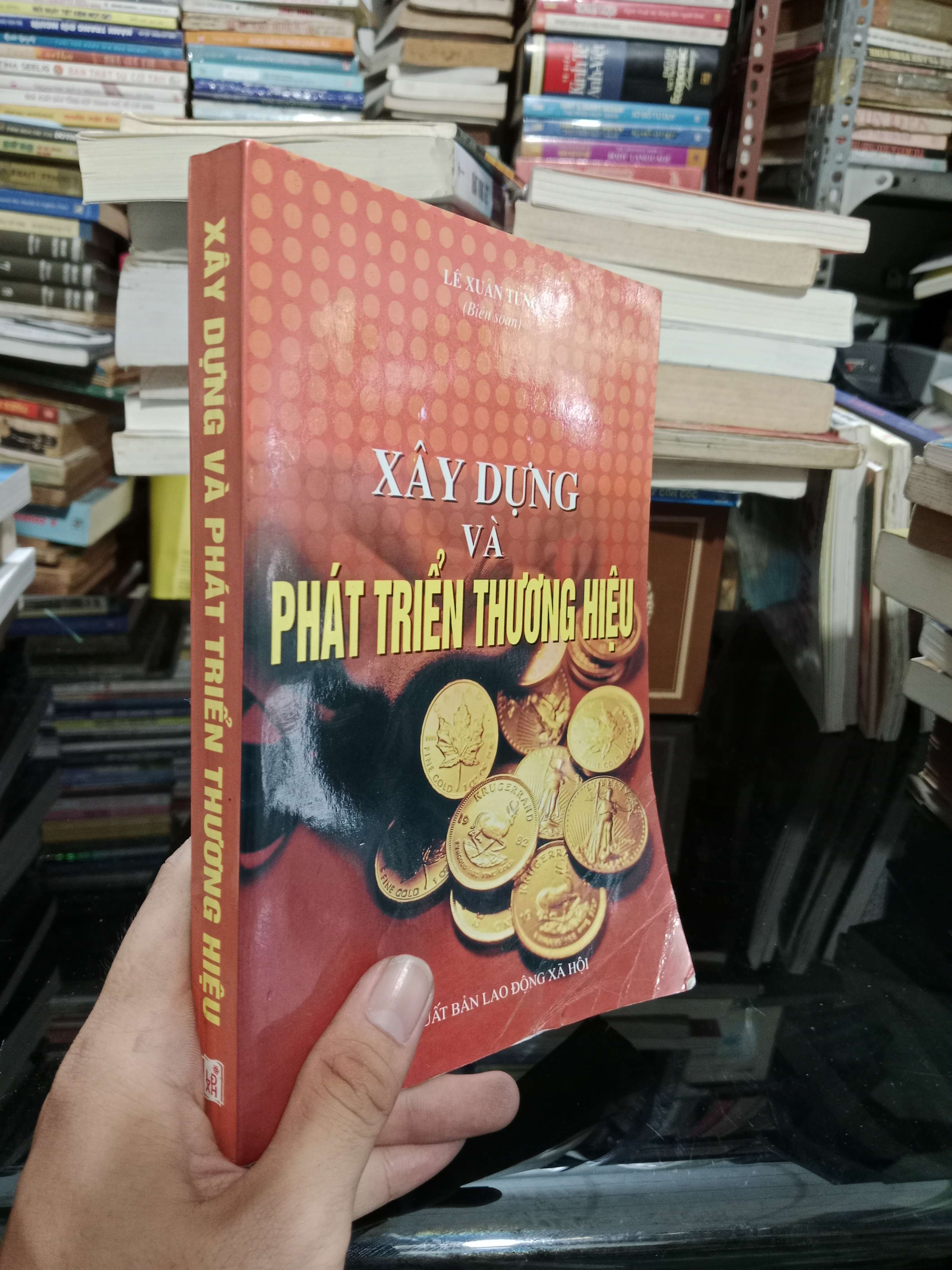 Xây dựng và phát triển thương hiệu - Lê Xuân Tùng 2005 mới 80% (Kinh doanh - Marketing) KSX