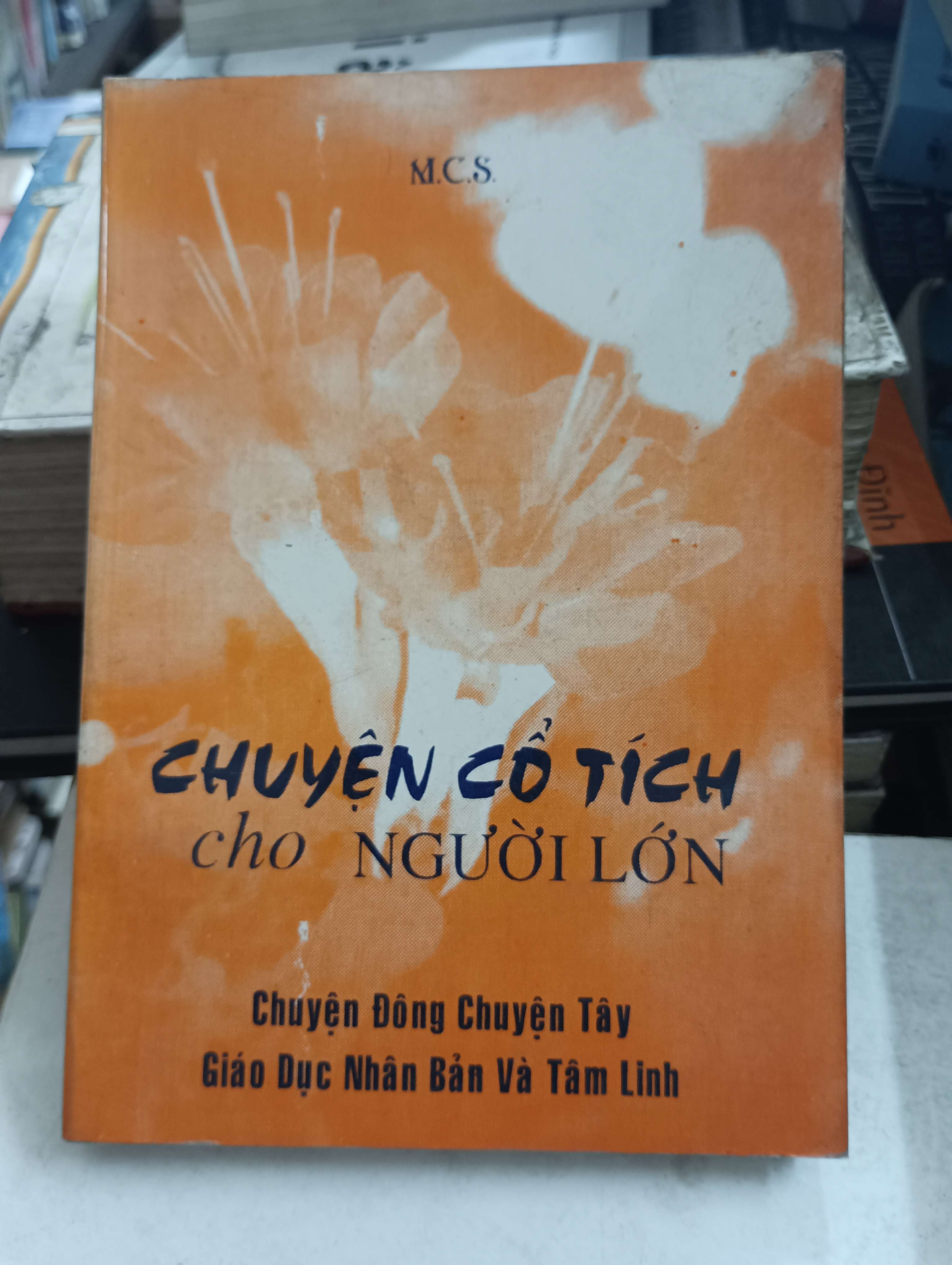 Chuyện cổ tích cho người lớn - Chuyện Đông chuyện Tây: Giáo dục nhân bản và tâm linh - M.C.S Mới 80% (Sách tôn giáo - tâm linh) OKB-K8T4