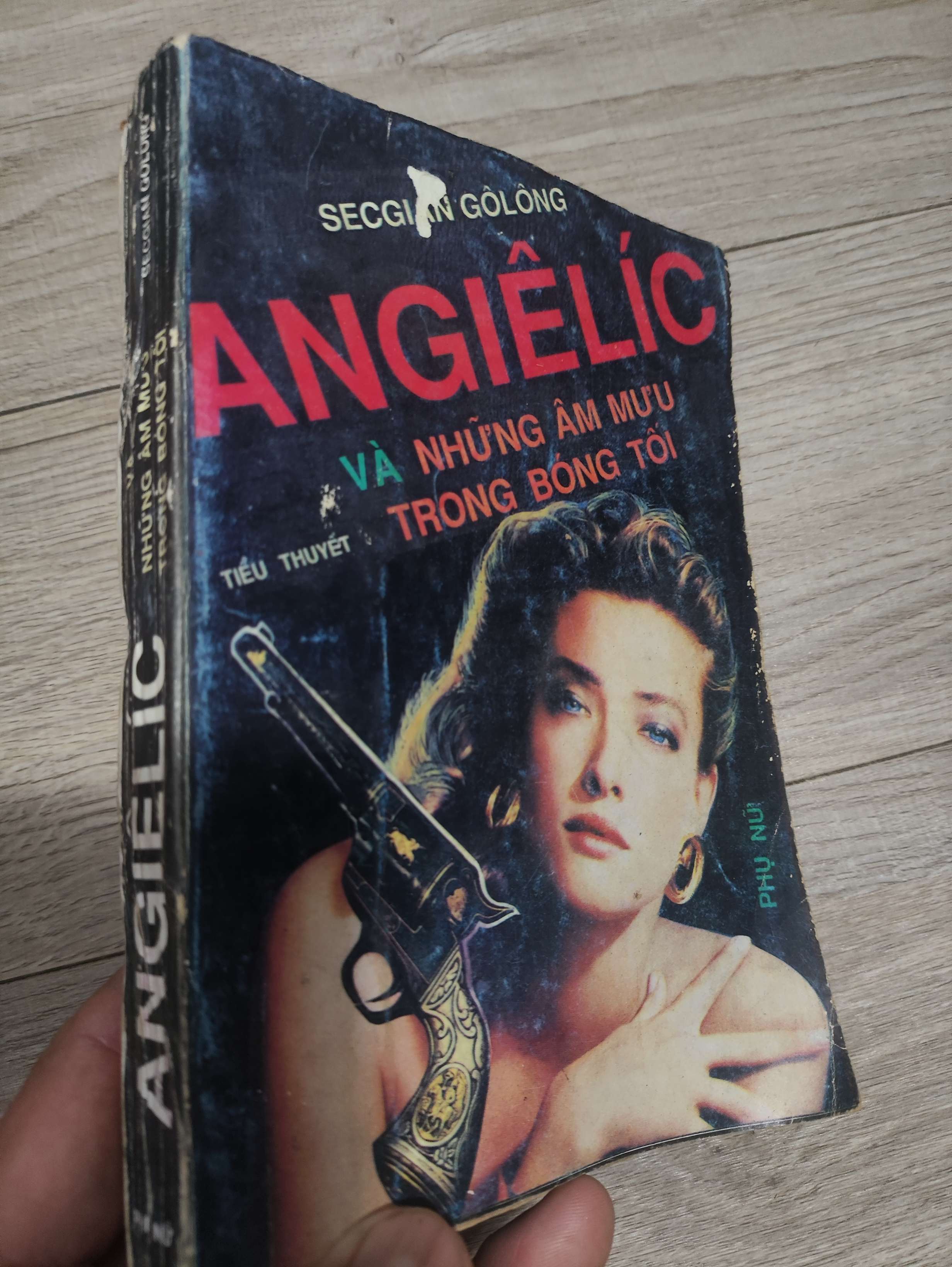 Angiêlic và những âm mưu trong bóng tối - S. Gôlông 1981 mới 70% tróc gáy, tróc bìa (Sách văn học) LNTQ