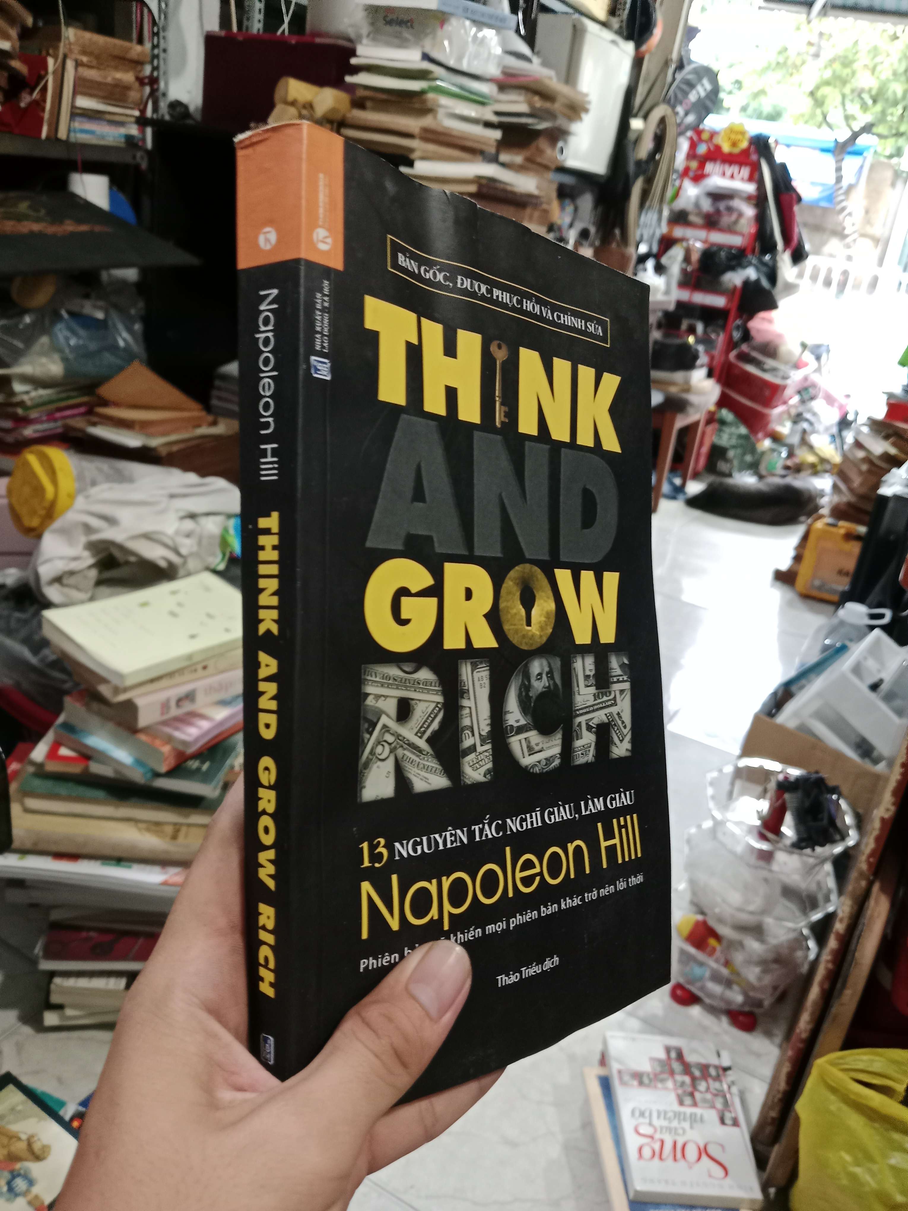 Think and grow rich - Napoleon Hill 2017 mới 70%, có vệt nước (Sách kỹ năng) KSX