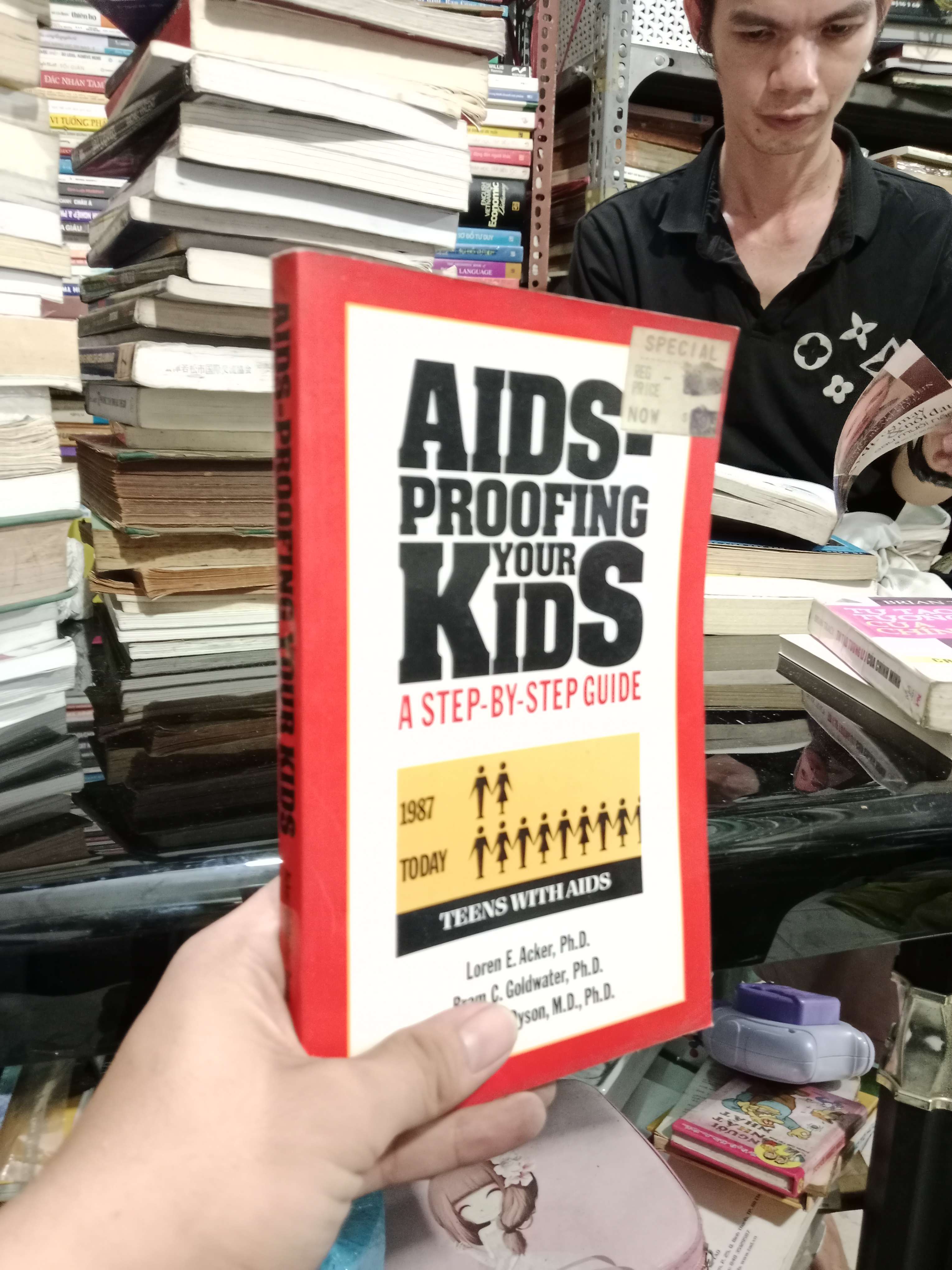 AIDS - Proofing your kids - Loren E. Acker 1992 mới 80% (Sách ngoại) KSX