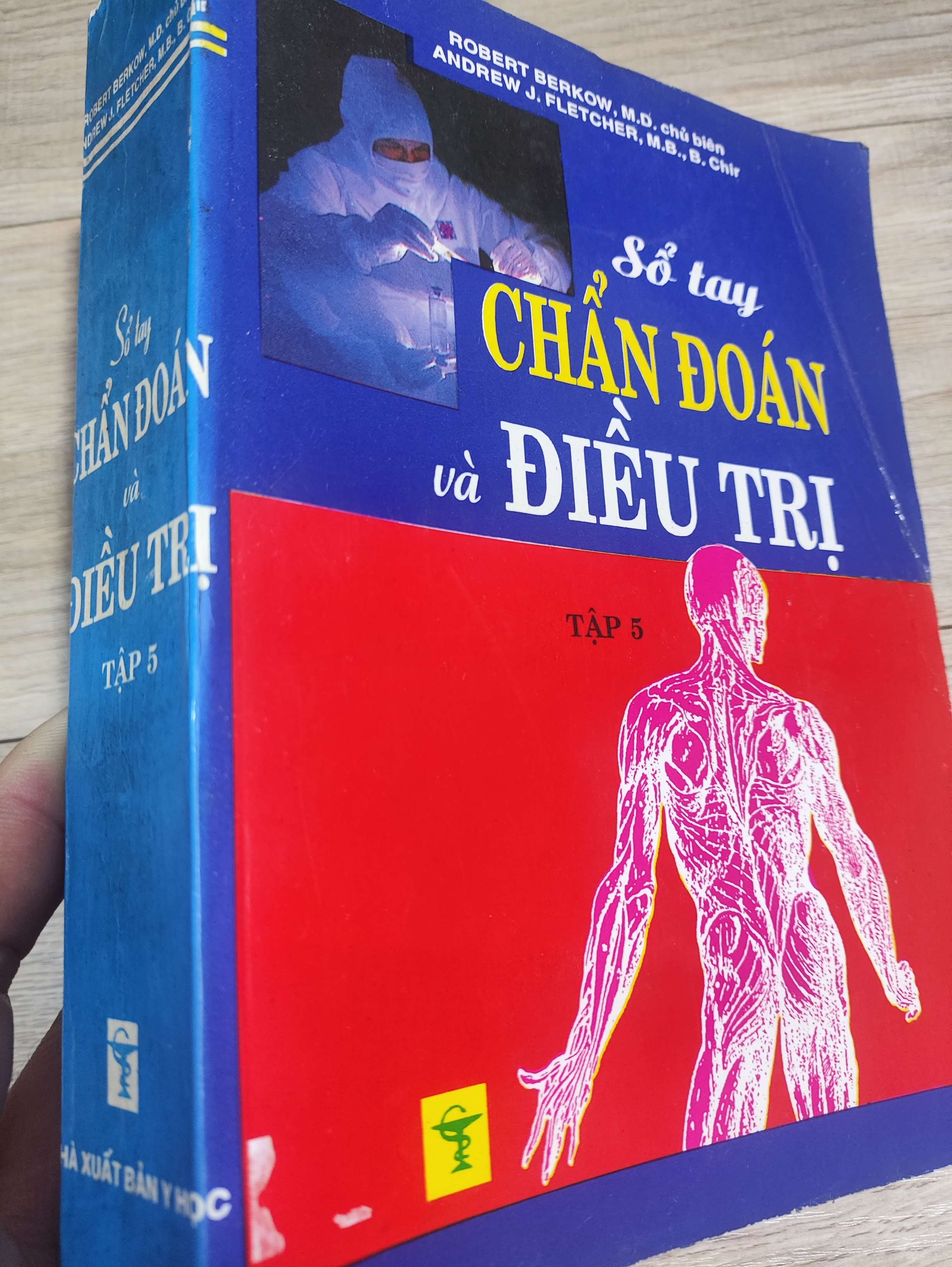 Sổ tay chẩn đoán và điều trị tập V - Robert Berkow, M.D. 2000 mới 70% tróc gáy (Giáo trình đại học - cao đẳng) LNTQ