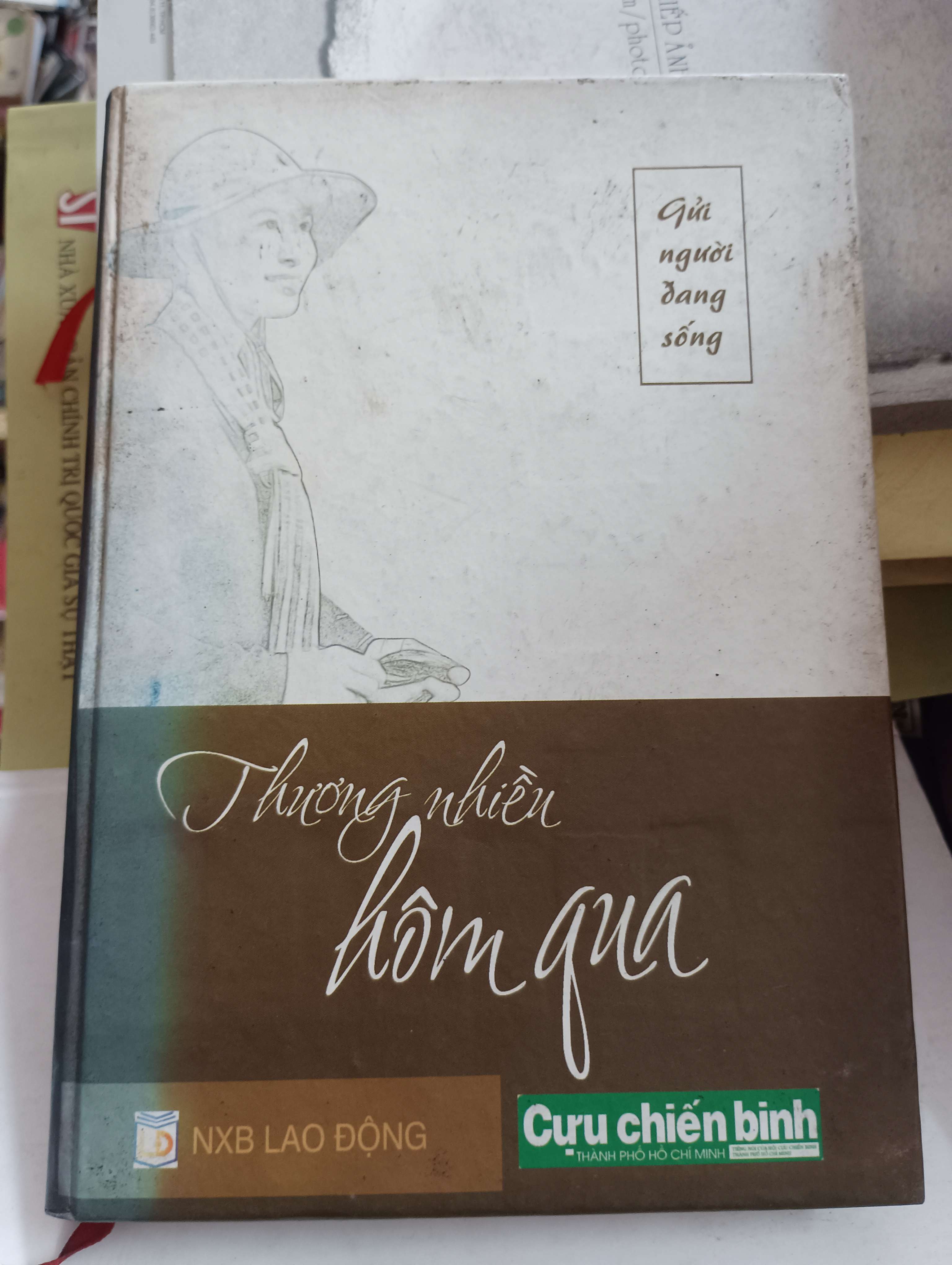 Gửi người đang sống: Thương nhiều hôm qua 2010 Mới 80% (Sách văn học) OKB-K8T3