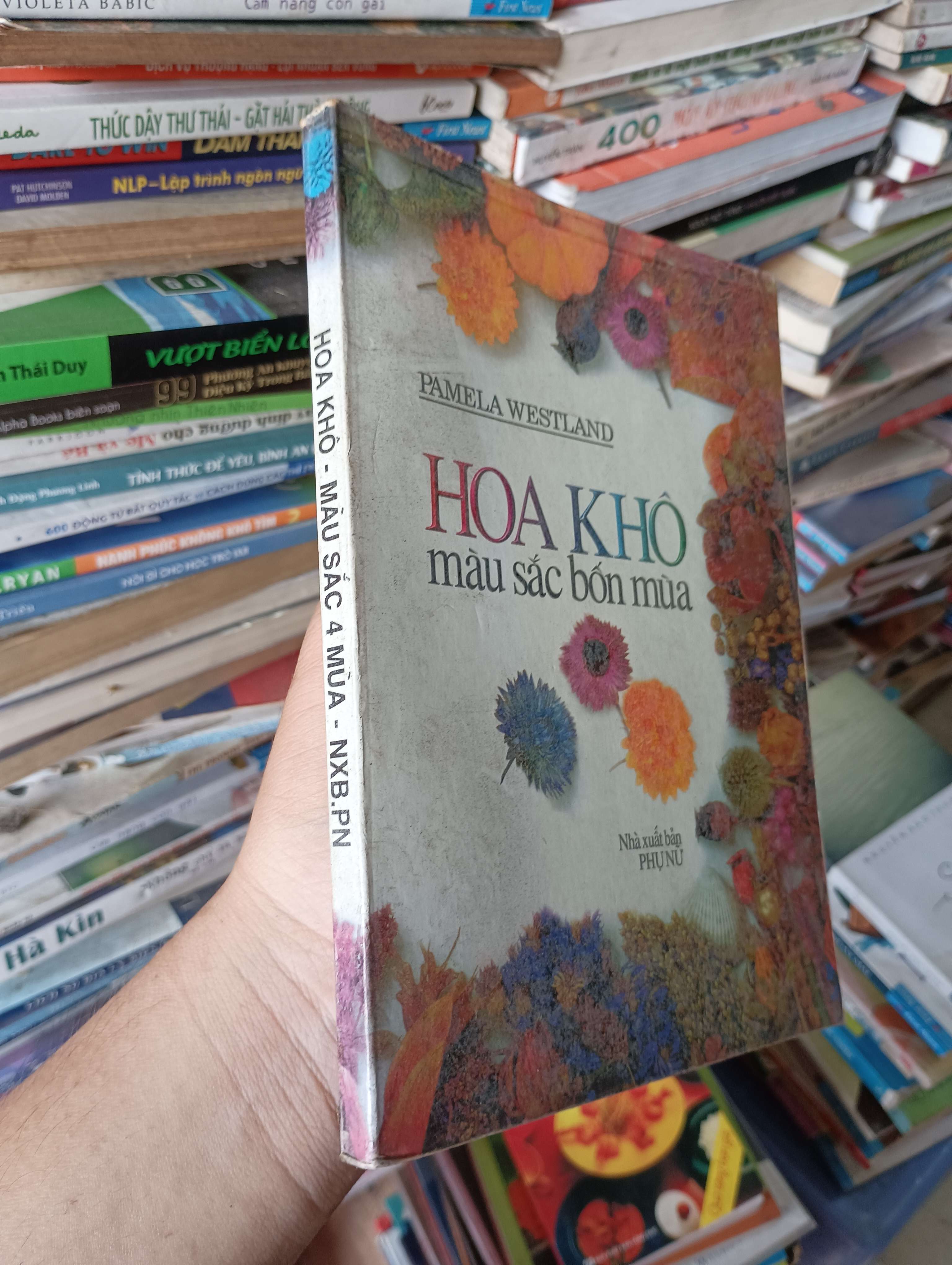 Hoa khô - Màu sắc bốn mùa (Pamela Westland) 1997 Mới 80% (Tạp chí) OKB-K1T4