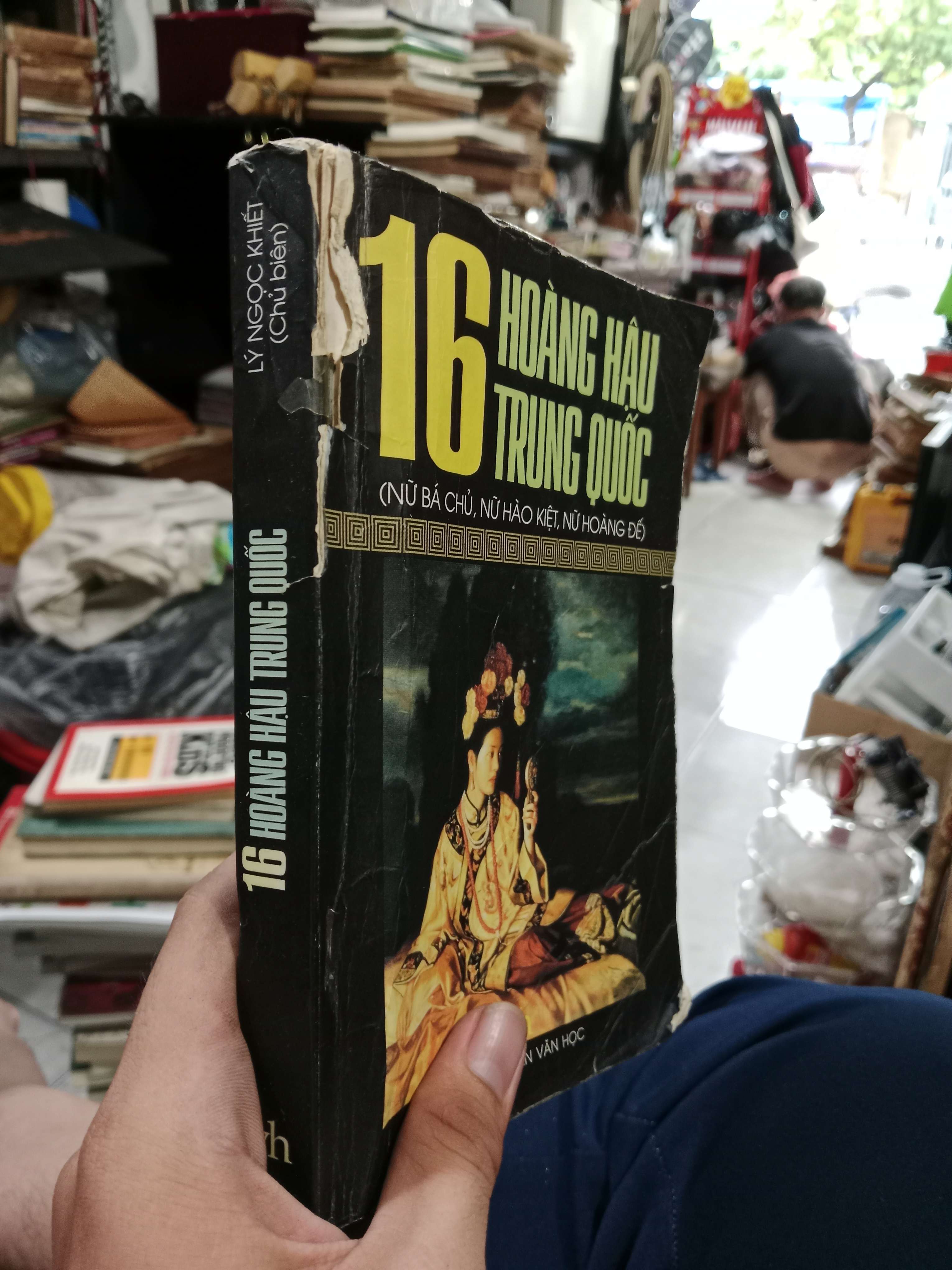 16 hoàng hậu Trung Quốc - Lý Ngọc Khiết 2002 mới 60%, có vệt nước, tróc gáy, rách bìa (Sách lịch sử - triết học) KSX