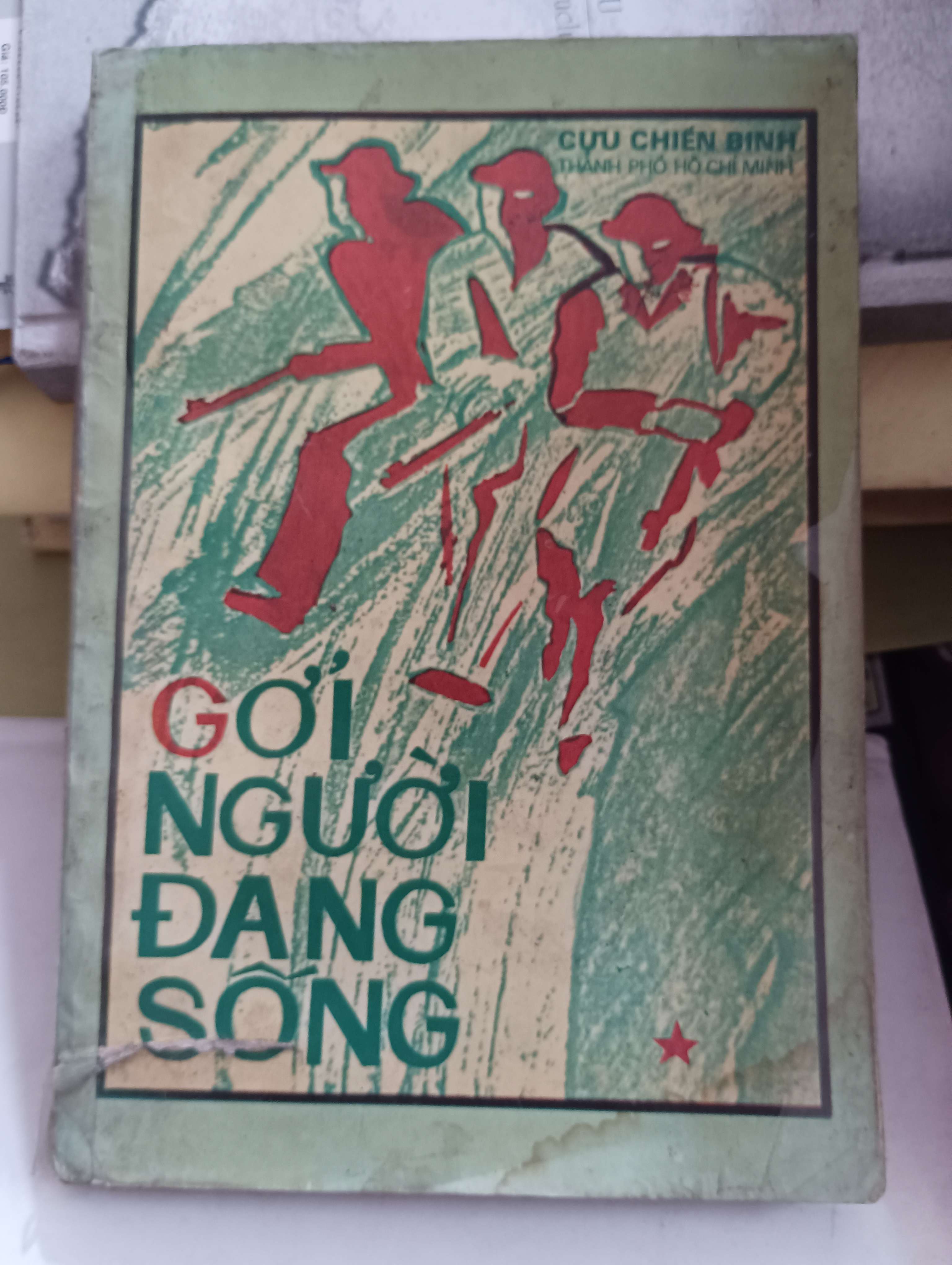 Gởi người đang sống - Cựu chiến binh TPHCM Sách bao cấp, tình trạng tốt, nội dung đầy đủ (Sách văn học) OKB-K8T3