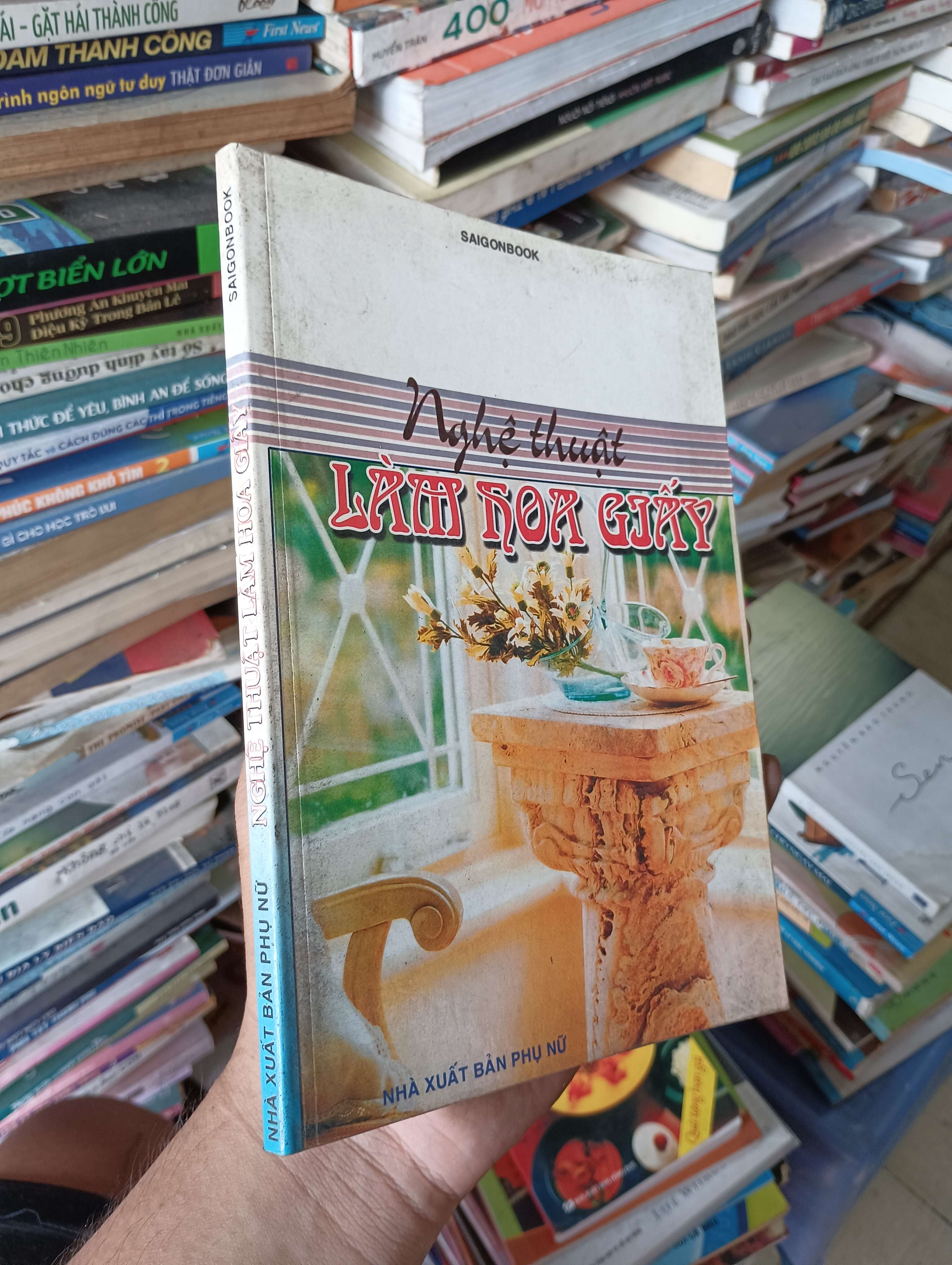 Nghệ thuật làm hoa giấy 2004 Mới 80% (Sách kiến thức tổng hợp) OKB-K1T4