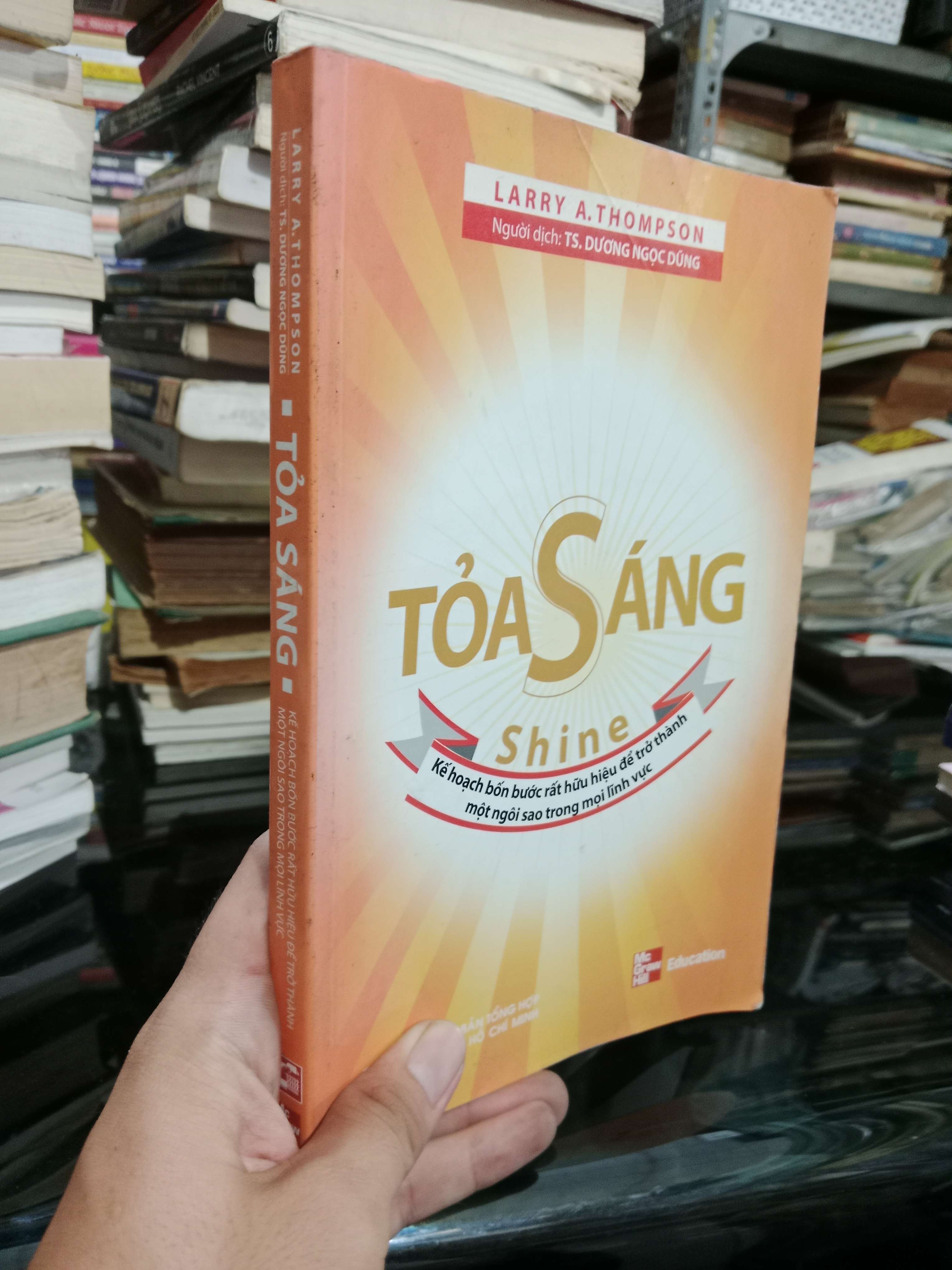 Tỏa sáng - Larry A. Thompson 2008 mới 70%, có chữ (Sách kỹ năng) KSX