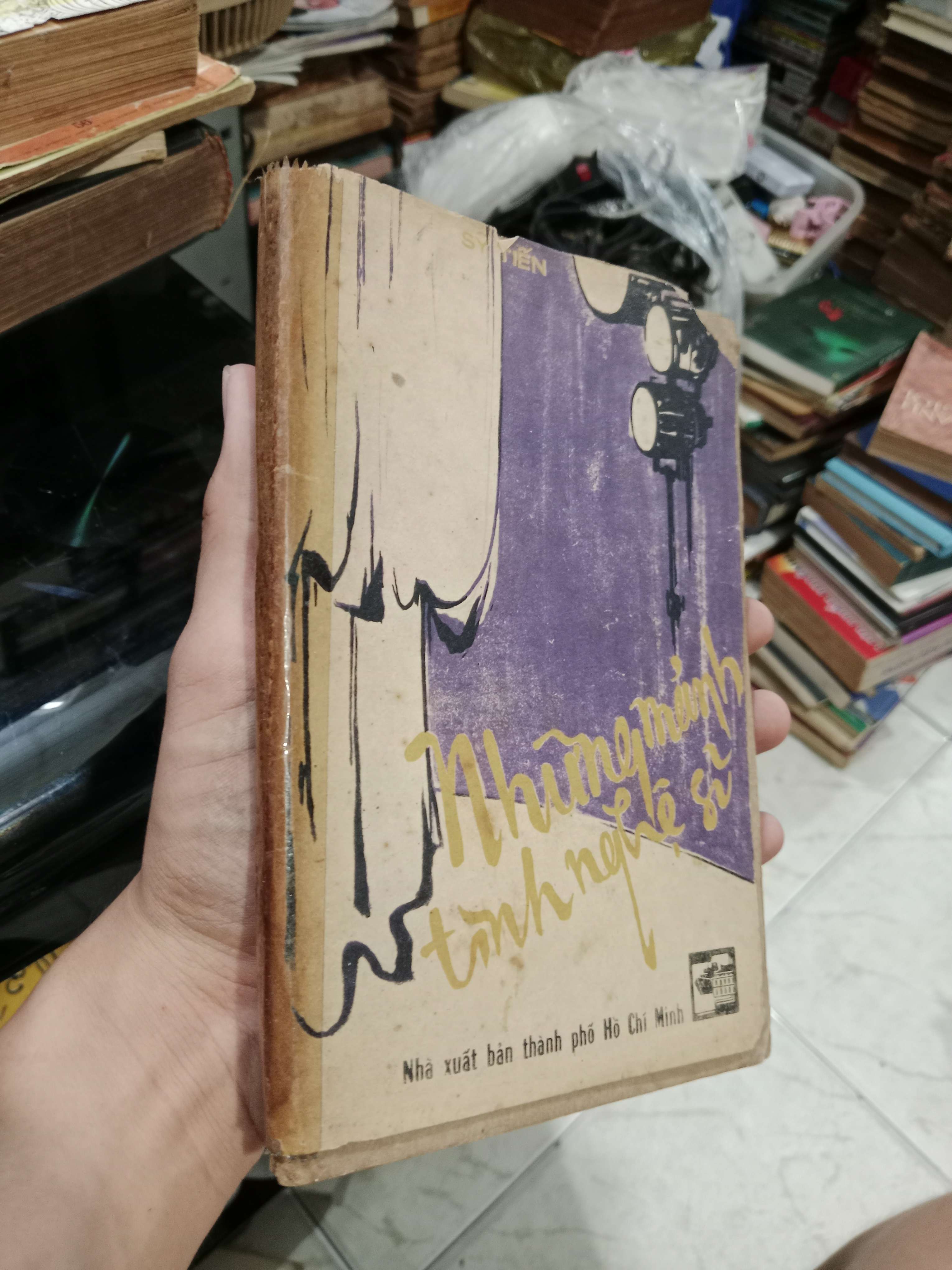 Những mảnh tình nghệ sĩ 1986 mới 70% (Sách văn học) KSX