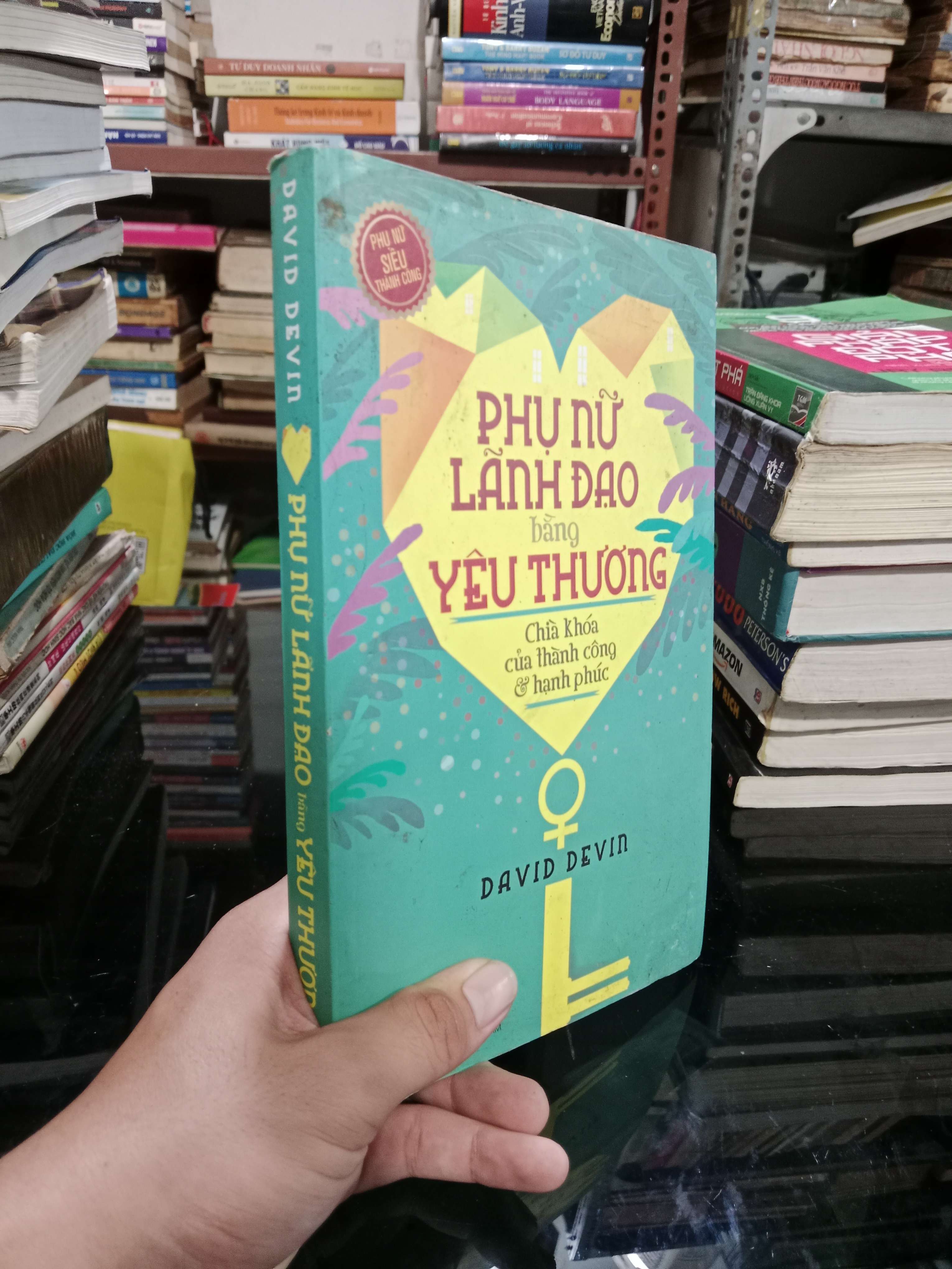 Phụ nữ lãnh đạo bằng yêu thương - David Devin 2020 mới 70%, có chữ (Sách kỹ năng) KSX
