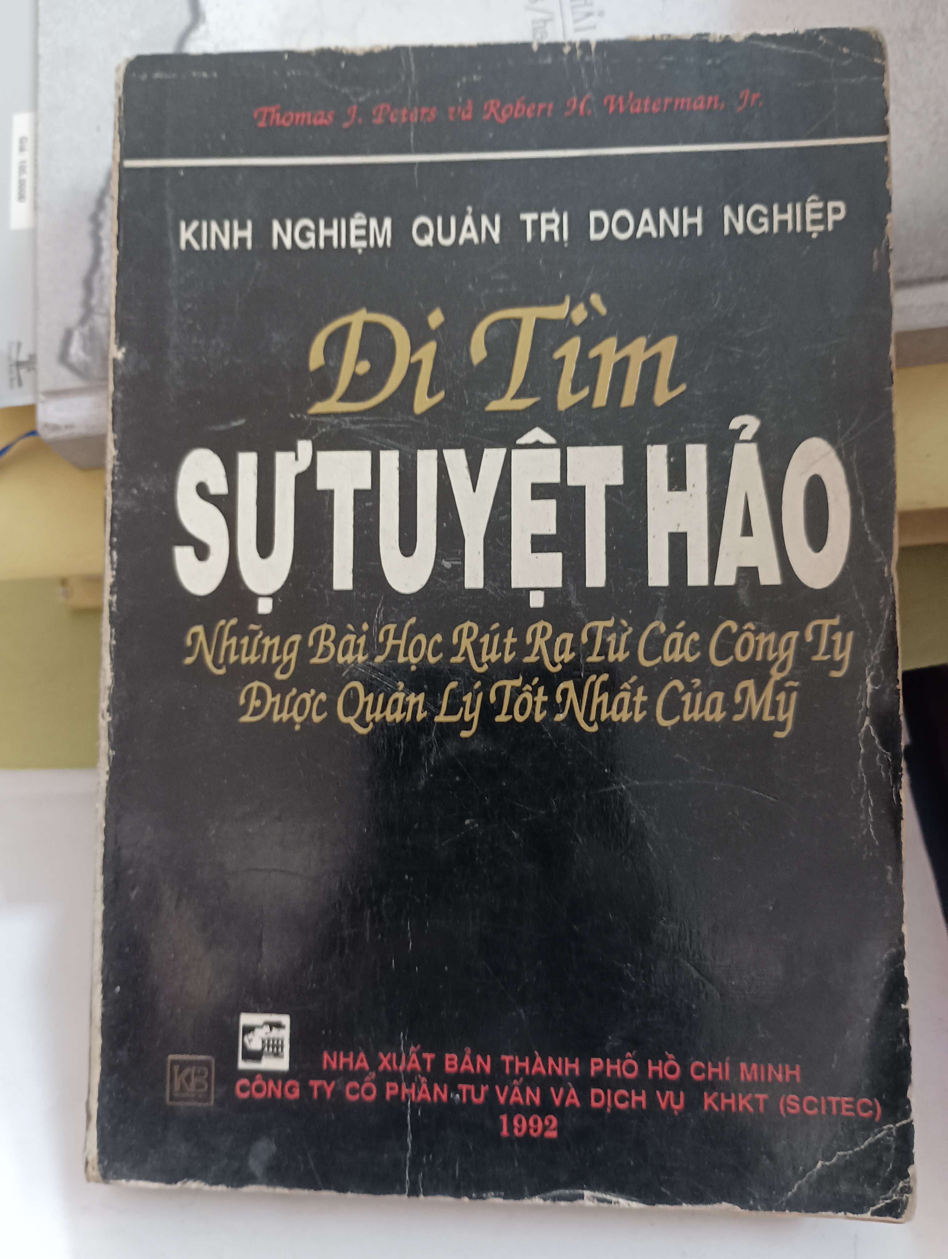 Đi tìm sự tuyệt hảo: Những bài học rút ra từ các công ty được quản lý tốt nhất của Mỹ - Thomas J. Peters và Robert H. Waterman, Jr. Mới 80% (Kinh doanh - Marketing) OKB-K8T3