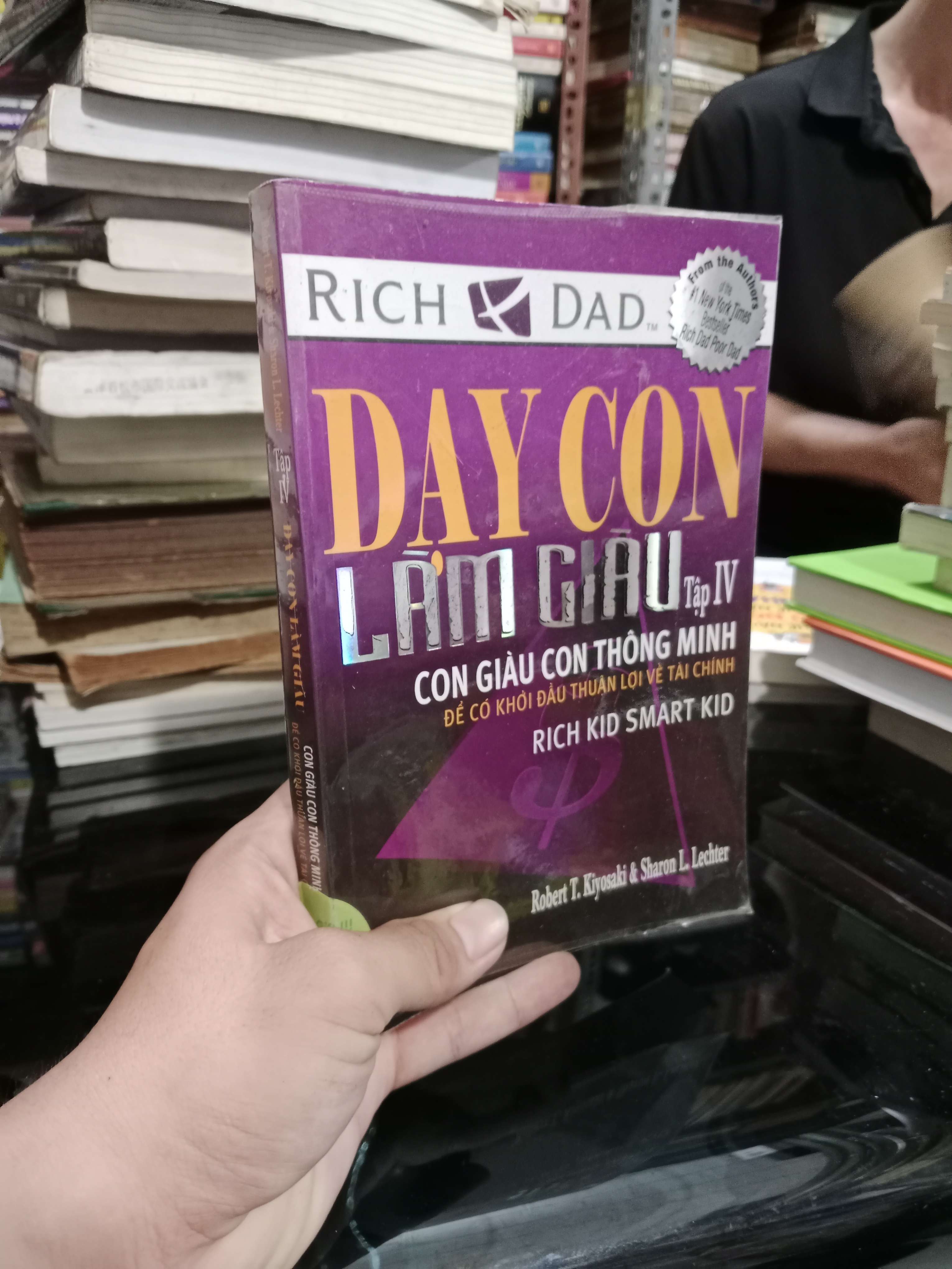 Dạy con làm giàu tập IV: Con giàu con thông minh để có khởi đầu thuận lợi về tài chính - Robert T. Kiyosaki and Sharon L. Lechter 2010 mới 80% (Sách kinh tế - tài chính - chứng khoán) KSX