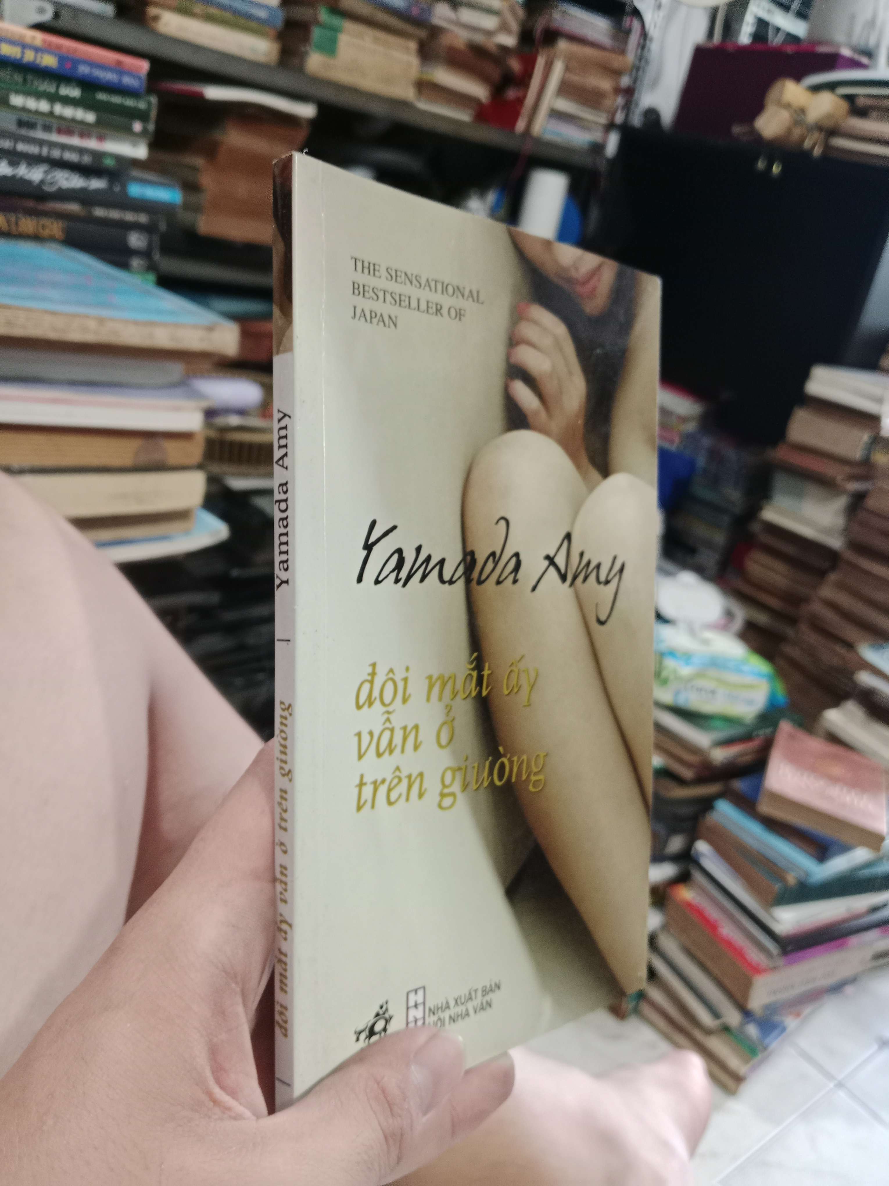 Đôi mắt ấy vẫn ở trên giường - Yamada Amy 2008 mới 70%, có chữ (Sách văn học) KSX