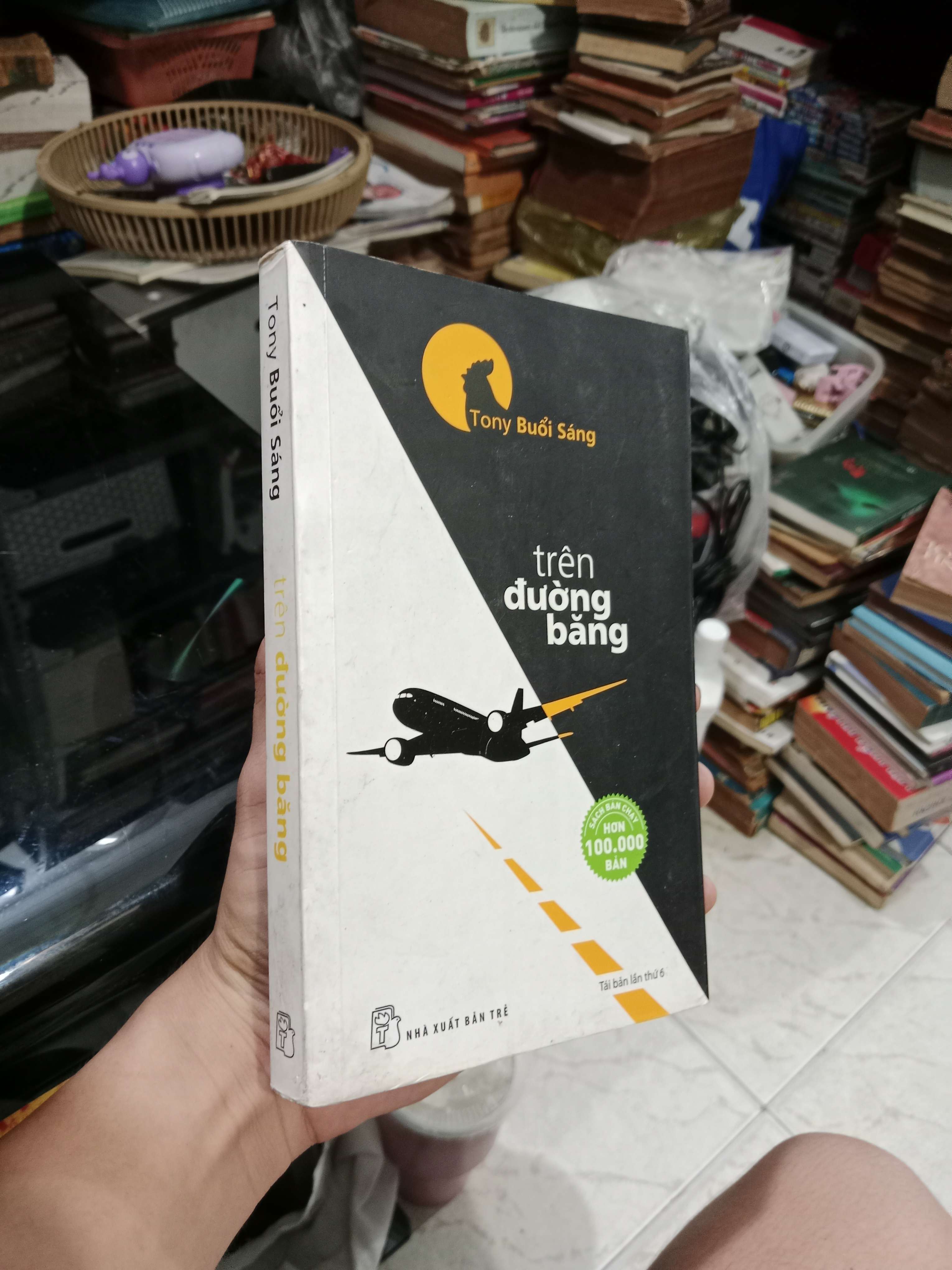 Trên đường băng - Tony Buổi sáng 2016 mới 80% (Sách văn học) KSX