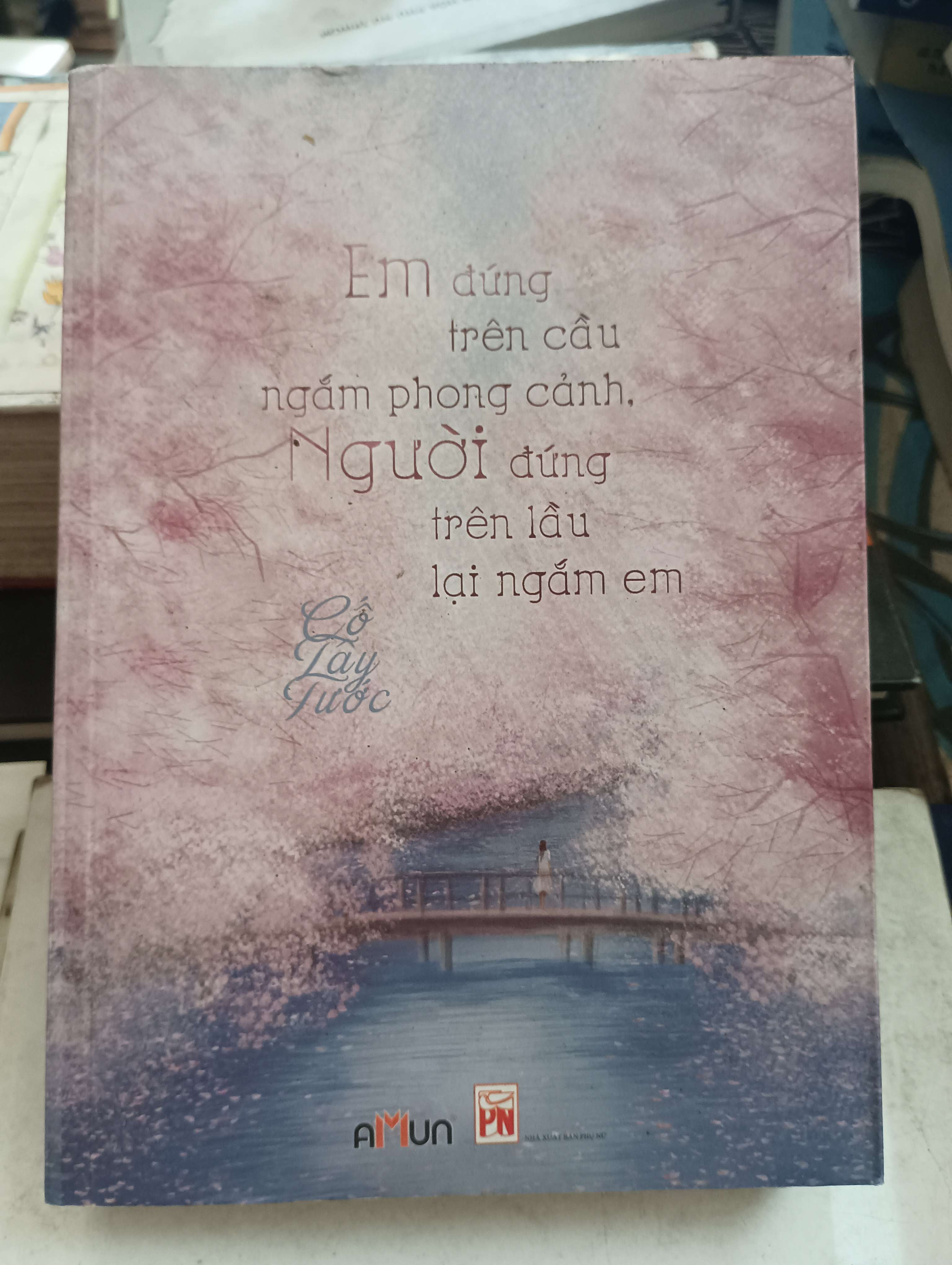 Em đứng trên cầu ngắm phong cảnh, Người đứng trên lầu lại ngắm em - Cố Tây Tước 2015 Mới 80% (Tiểu Thuyết) OKB-K8T5