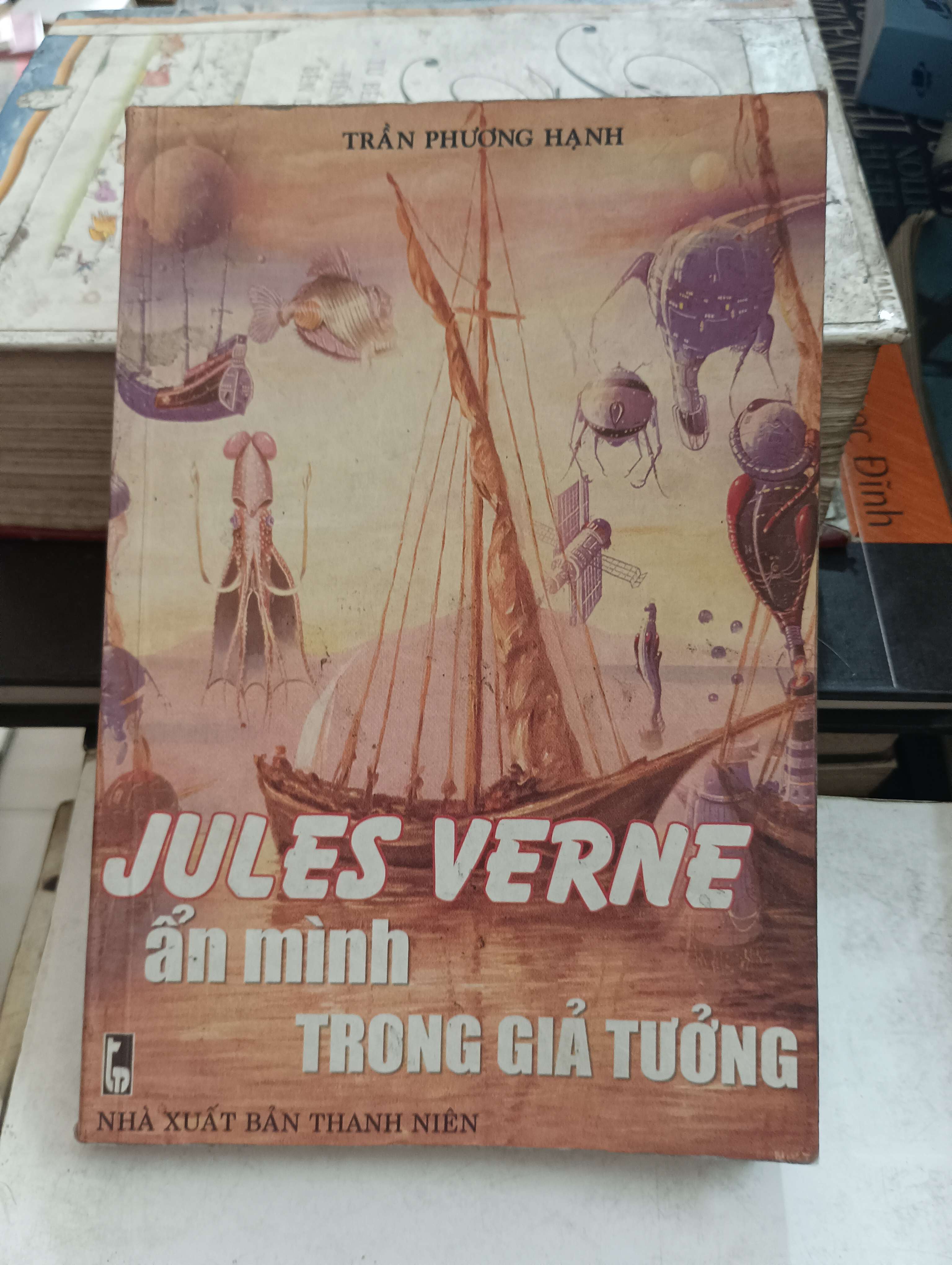 Jules Verne: Ẩn mình trong giả tưởng - Trần Phương Hạnh 2005 Mới 80% (Sách văn học) OKB-K8T5