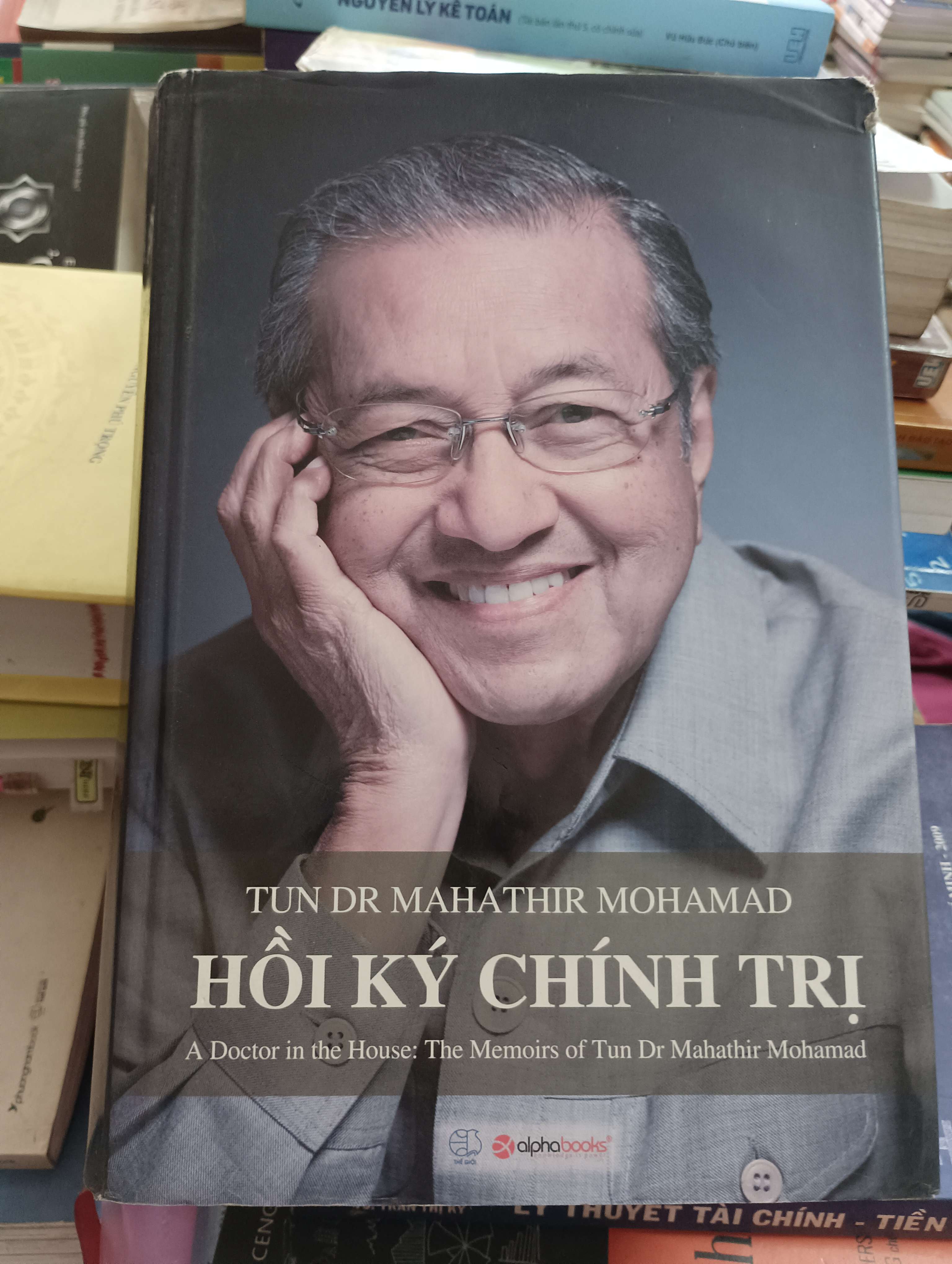 Hồi ký chính trị (A Doctor in the House: The Memoirs of Tun Dr Mahathir Mohamad) - Tun Dr Mahathir Mohamad 2013 Mới 80% (Sách văn học) OKB-K8T1