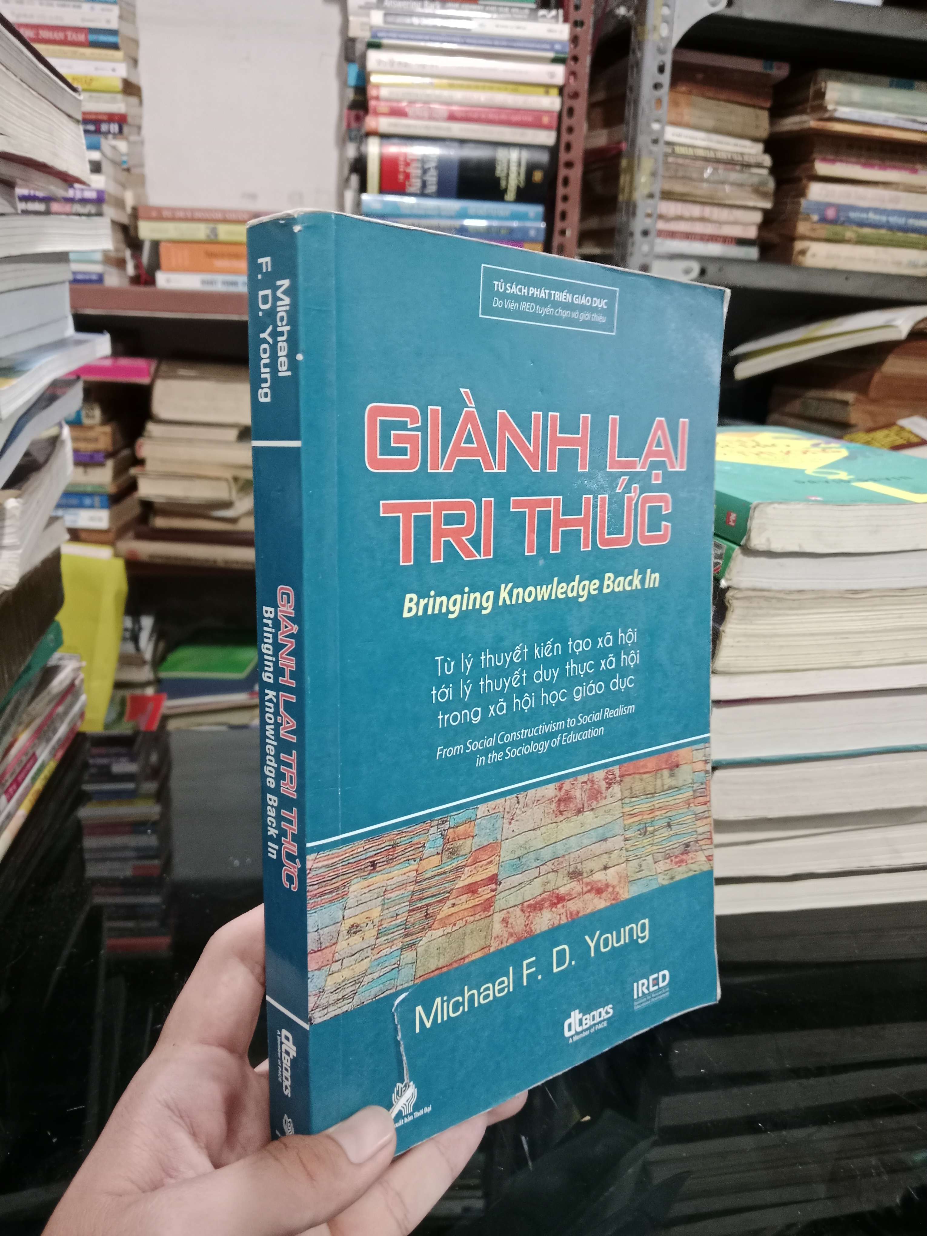 Giành lại tri thức - Michael F.D. Young 2013 mới 70%, rách bìa (Sách giáo khoa - giáo trình) KSX