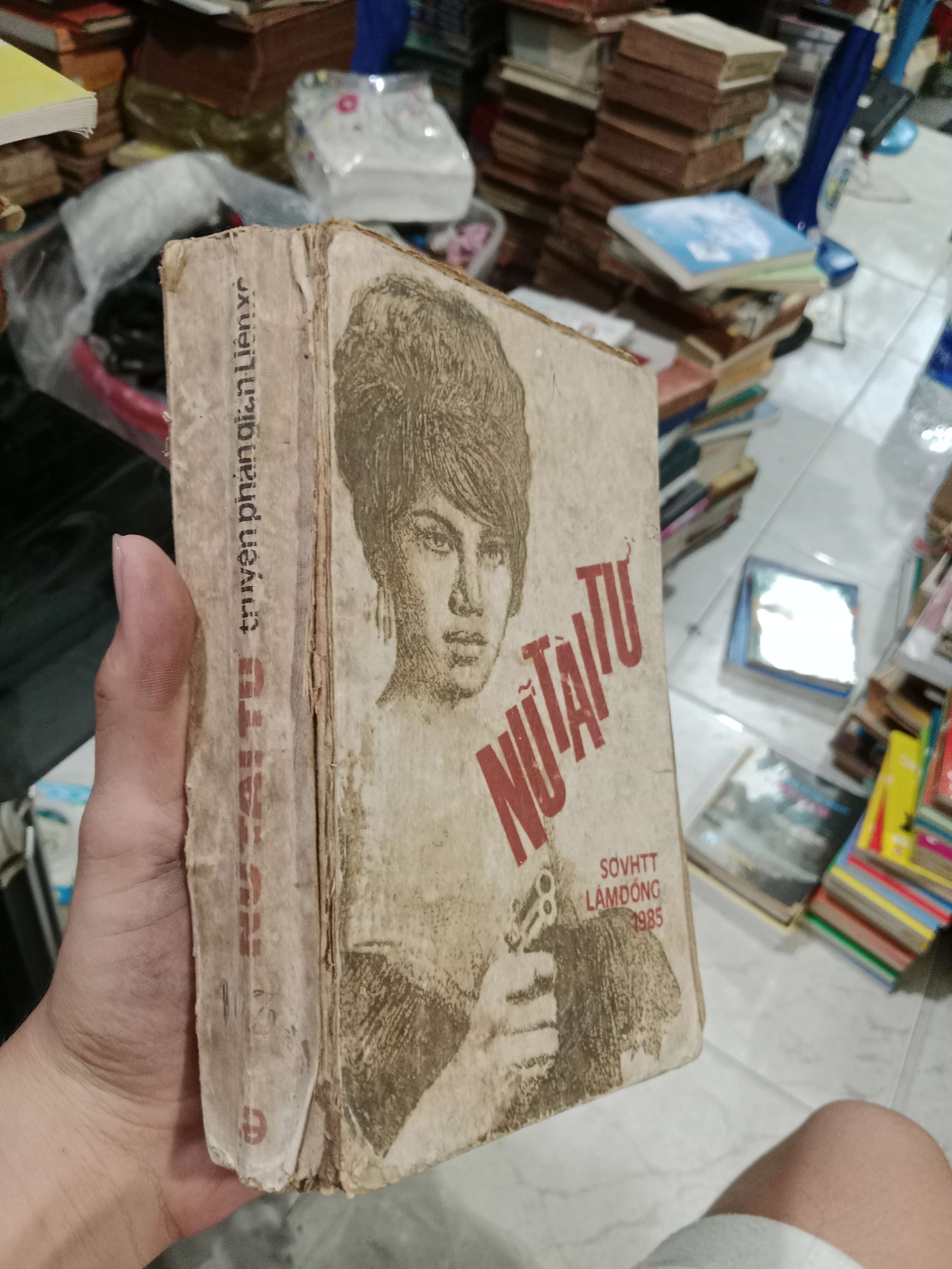 Nữ tài tử 1986 mới 60%, tróc gáy (Sách văn học) KSX