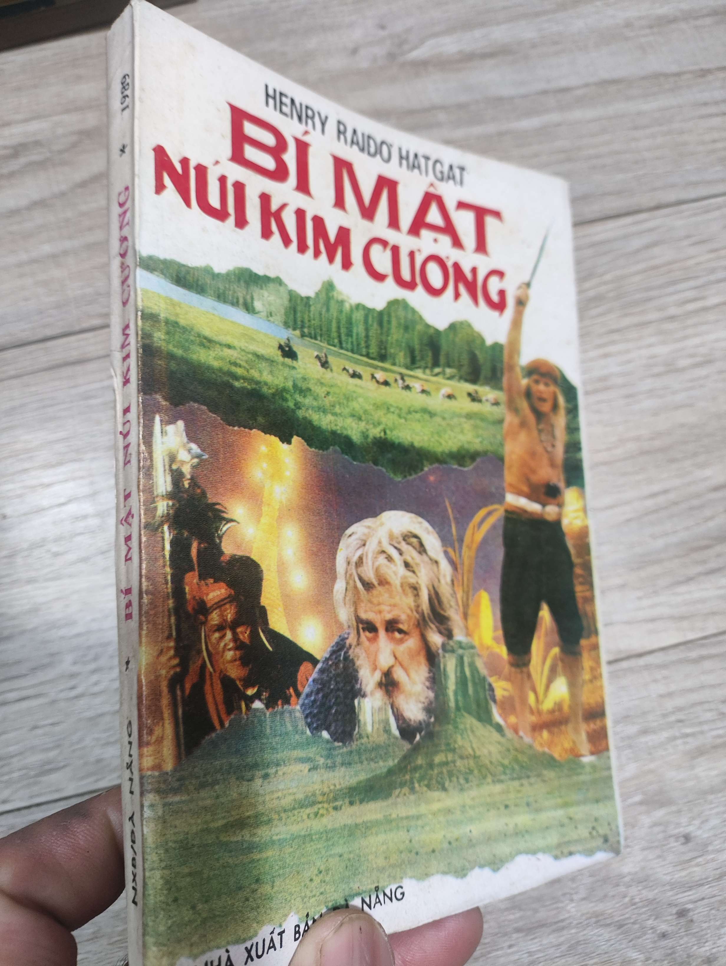 Bí mật núi kim cương - Henry Raiđơ Haccat 1989 mới 80% (Sách văn học) LNTQ