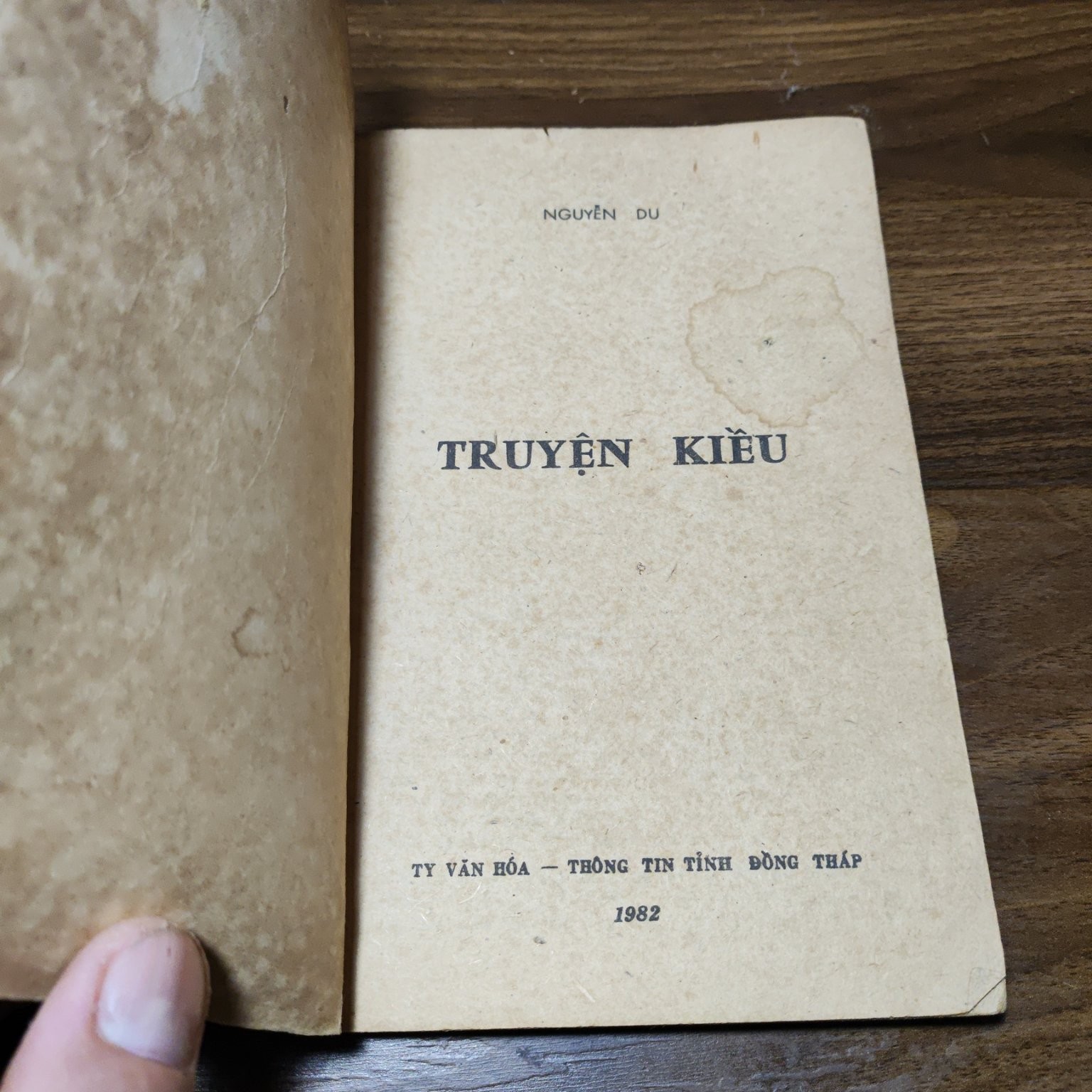 Truyện kiều - Nguyễn Du 1982 mới 70% Gáy dán, có vệt nước (Sách văn học) LNTQ