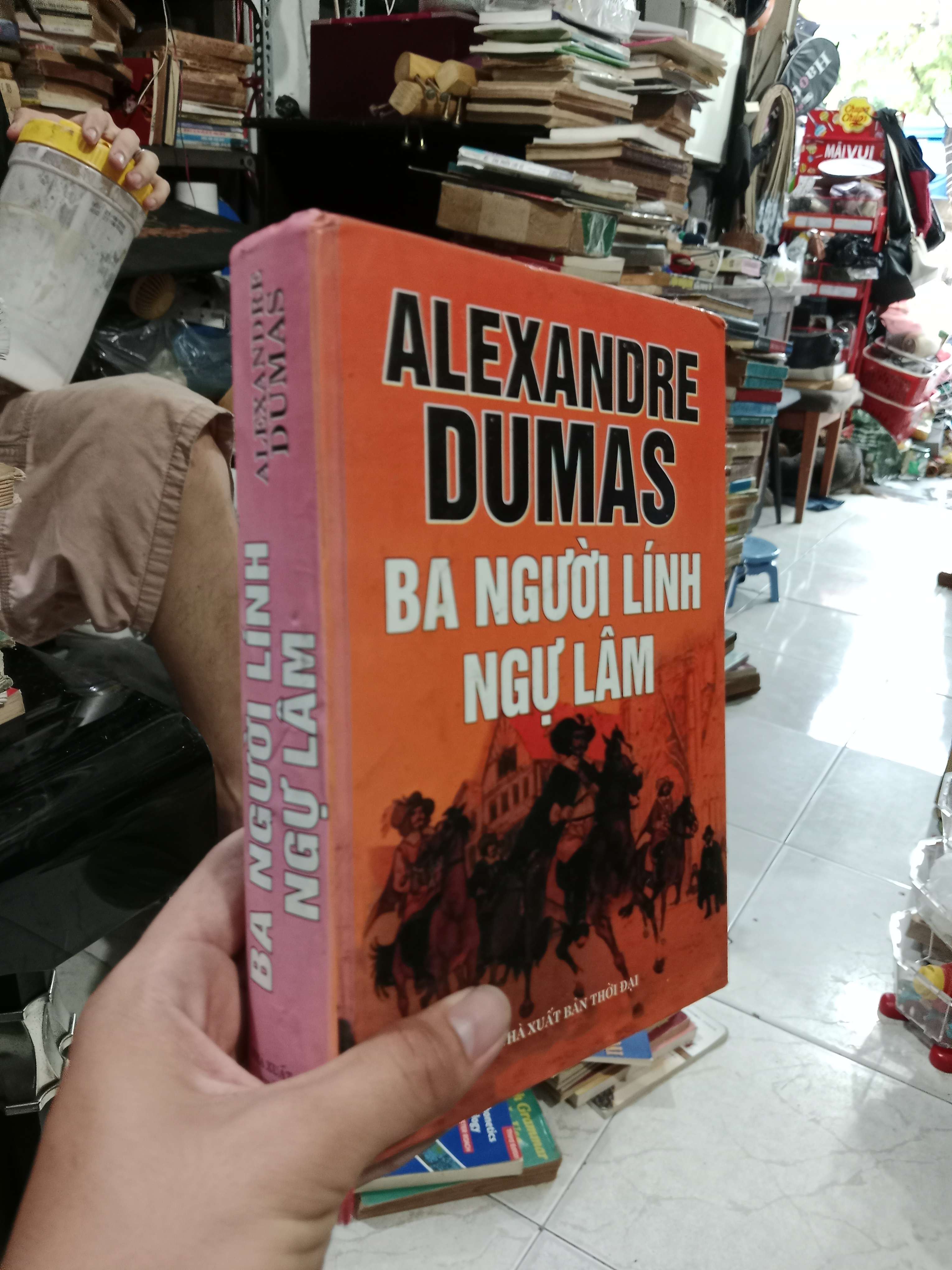 Ba người lính ngự lâm - Alexandre Dumas 2010 bìa cứng mới 80% (Sách văn học) KSX