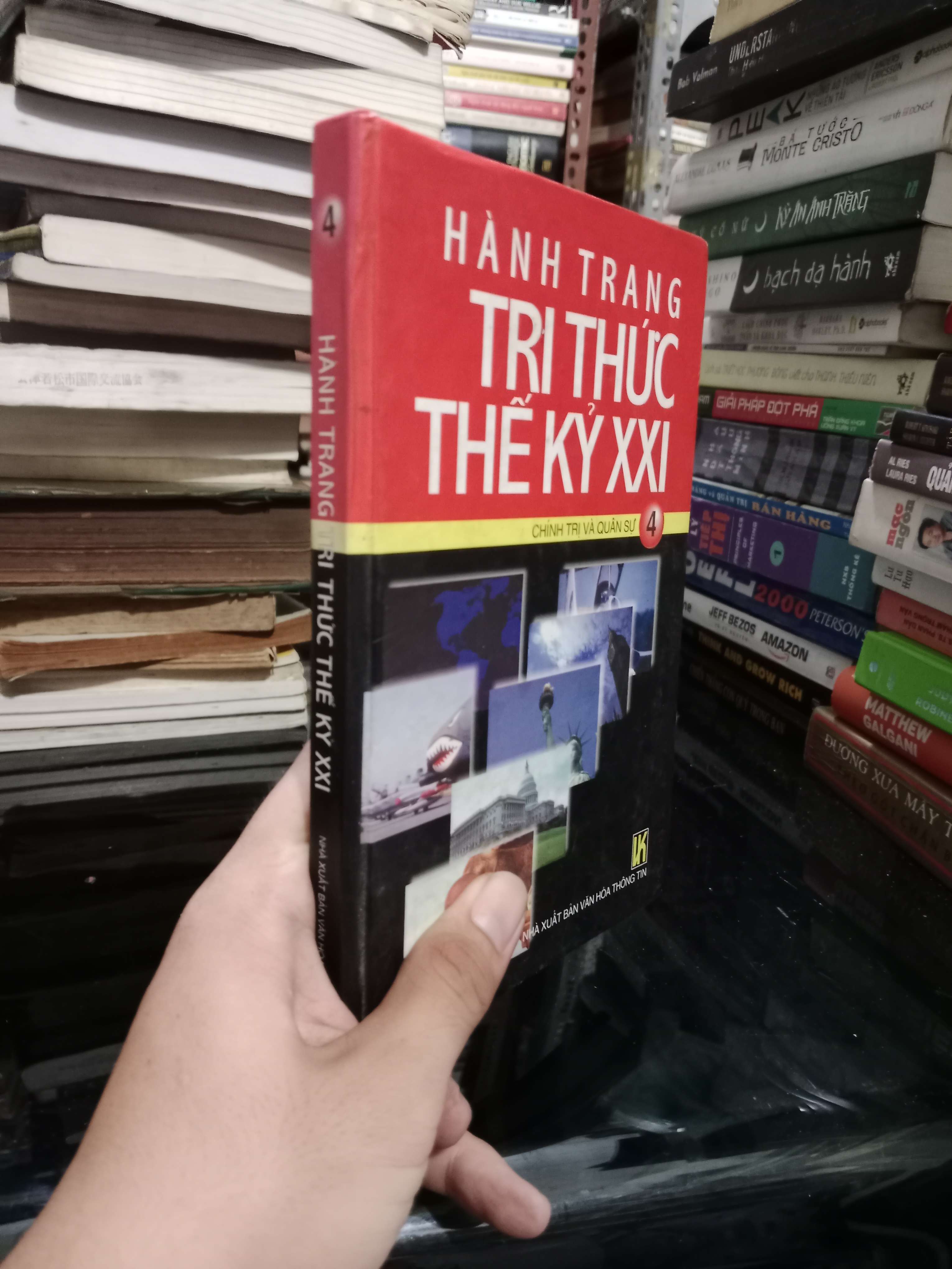 Hành trang tri thức thế kỷ XXI tập 4: Chính trị và quân sự 2003 bìa cứng mới 70%, có chữ (Sách chính trị - pháp lý) KSX