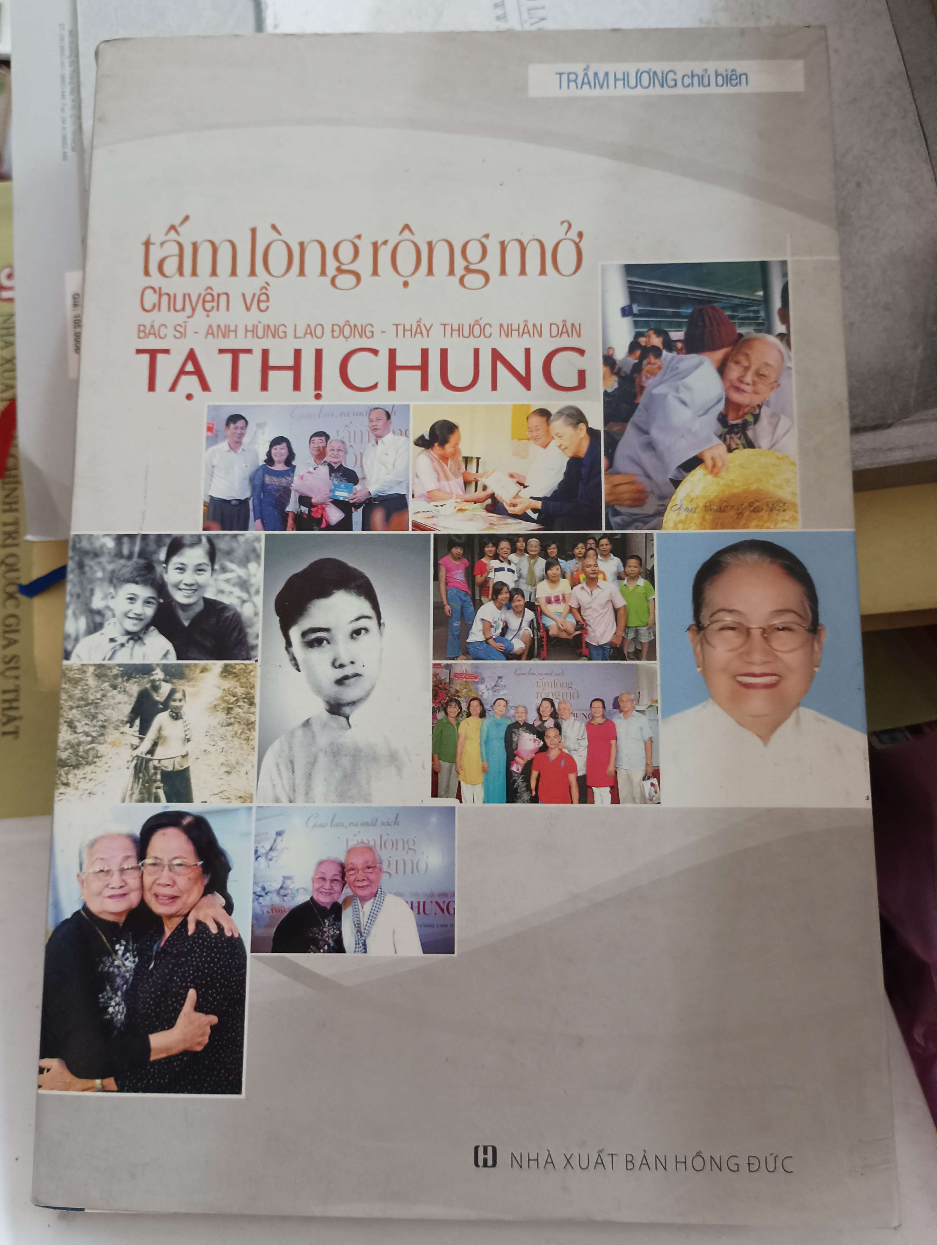 Tấm lòng rộng mở: Chuyện về Bác sĩ - Anh hùng Lao động - Thầy thuốc Nhân dân Tạ Thị Chung (Trầm Hương) 2016 Mới 80% (Sách văn học) OKB-K8T3