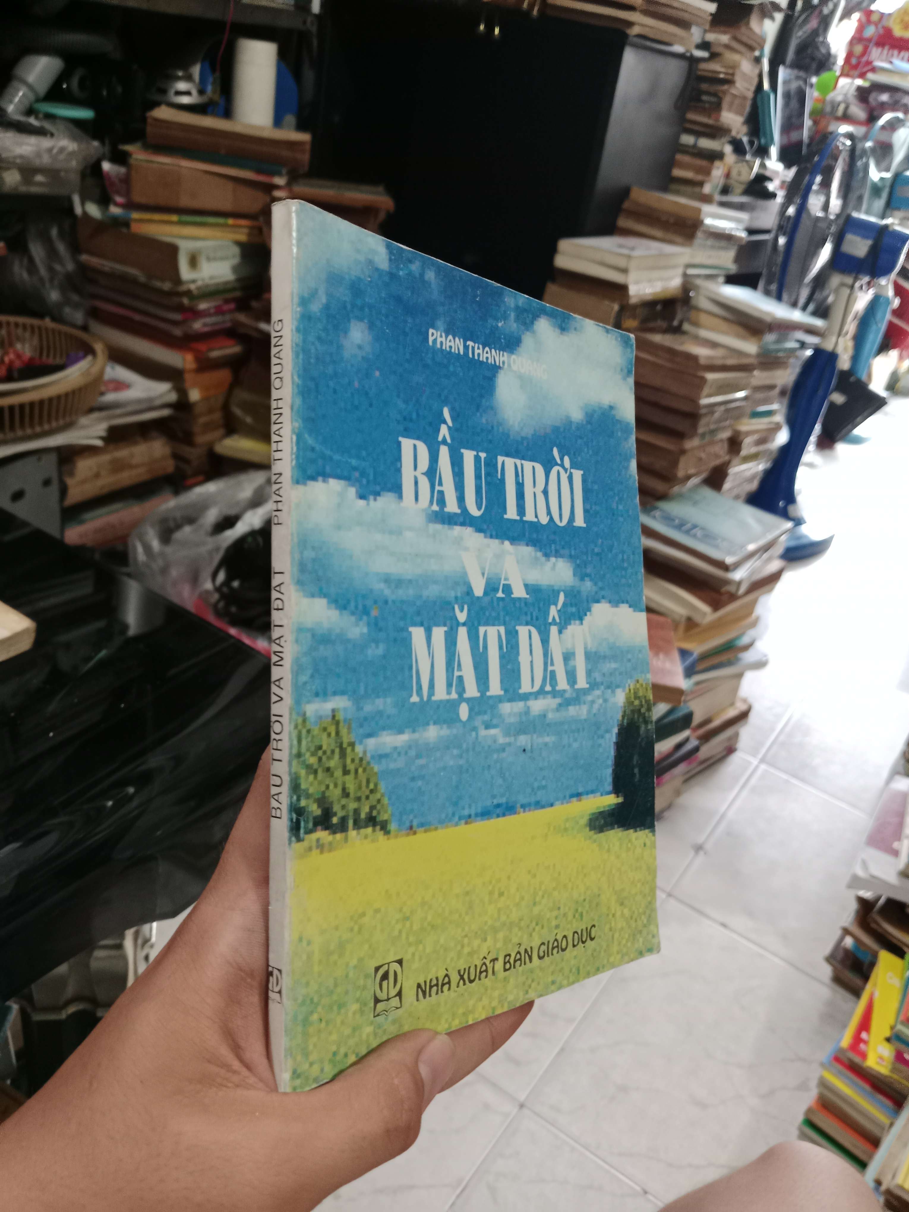 Bầu trời và mặt đất - Phan Thanh Quang 2003 mới 70%, có mộc (Sách văn học) KSX