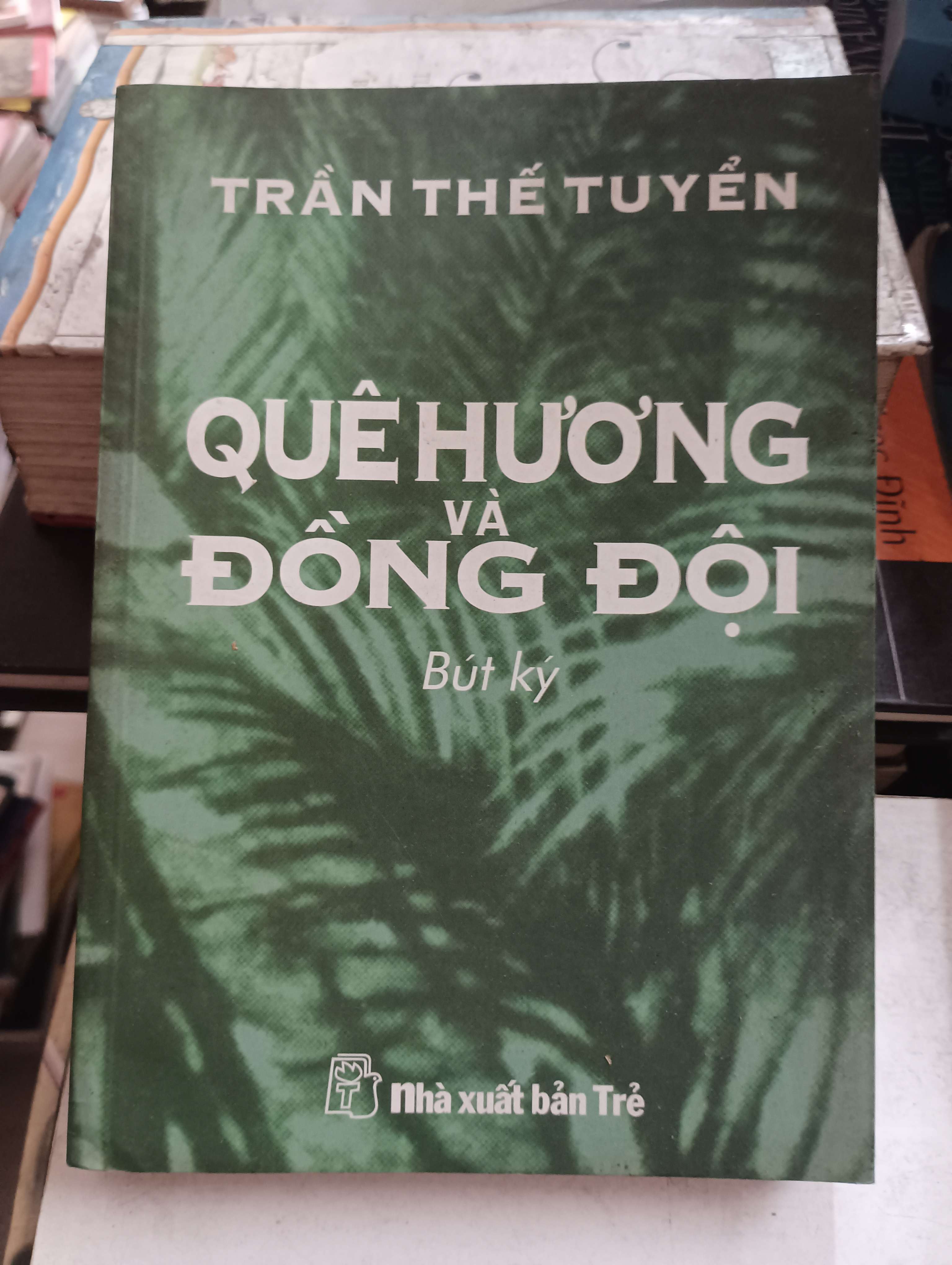 Quê Hương Và Đồng Đội - Trần Thế Tuyển 2004 Mới 80% (Sách văn học) OKB-K8T5