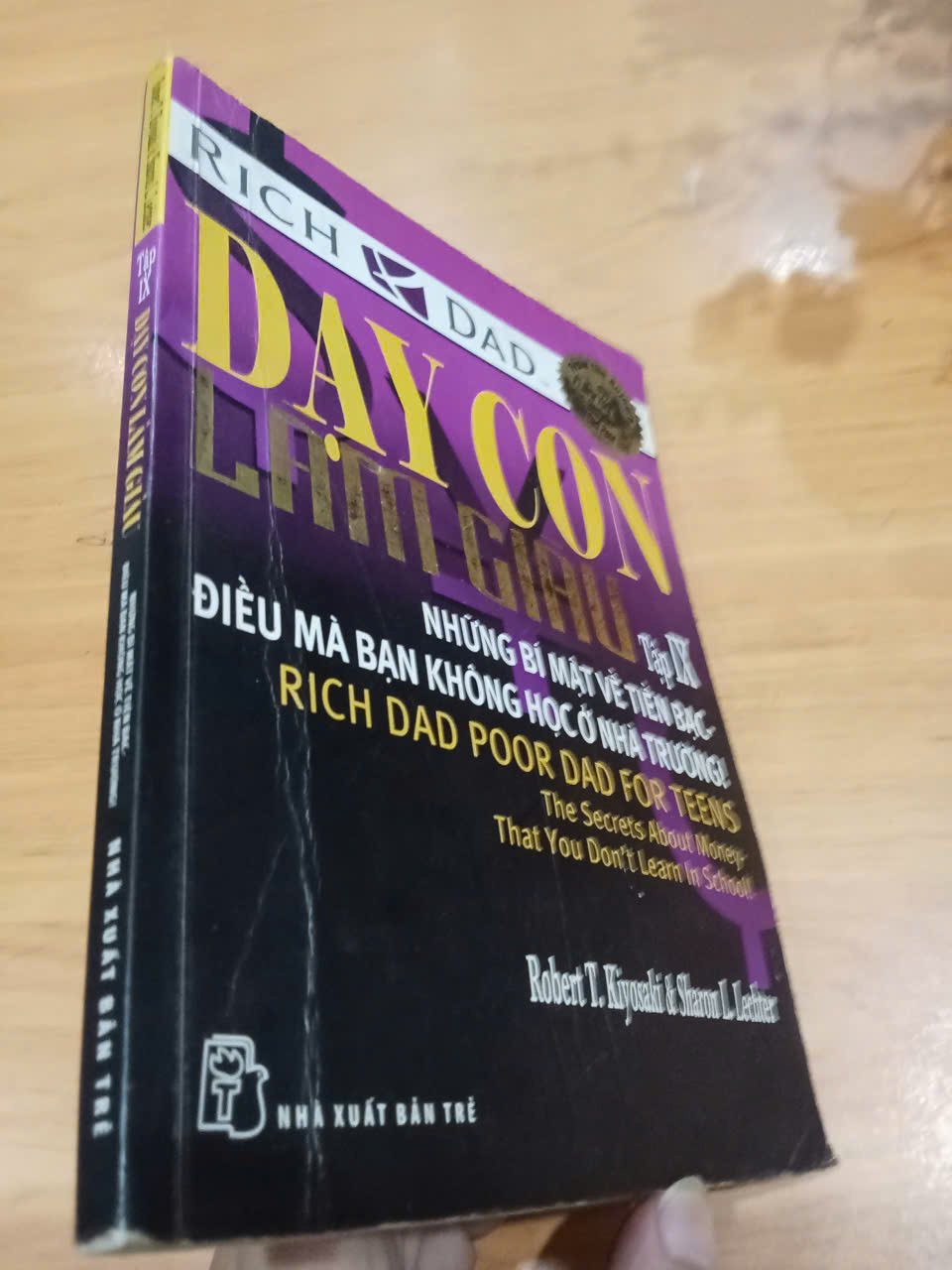 Dạy con làm giàu tập IX Những bí mật về tiền bạc điều mà bạn không học ở nhà trường - Robert T. Kiyosaki, Sharon L. Lechter 2013 mới 70% bị ẩm (Sách kinh tế - tài chính - chứng khoán) MVB