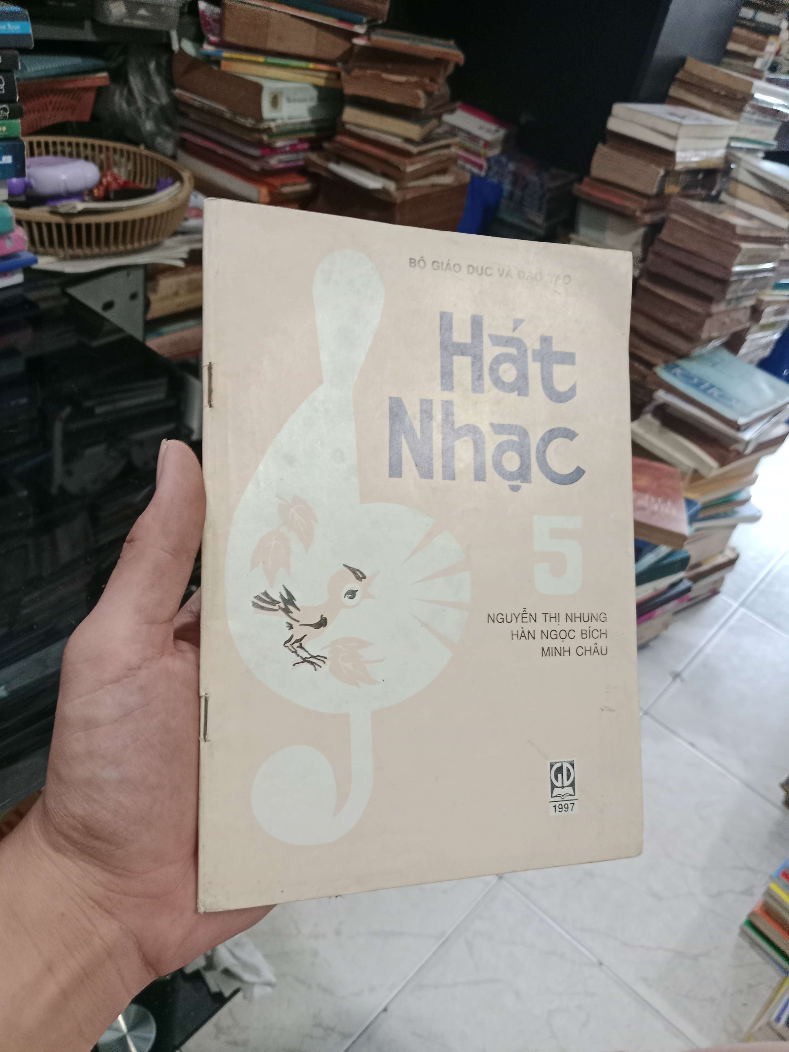 Hát nhạc 5 - Nguyễn Thị Nhung 1997 mới 80% (Sách giáo khoa - giáo trình) KSX