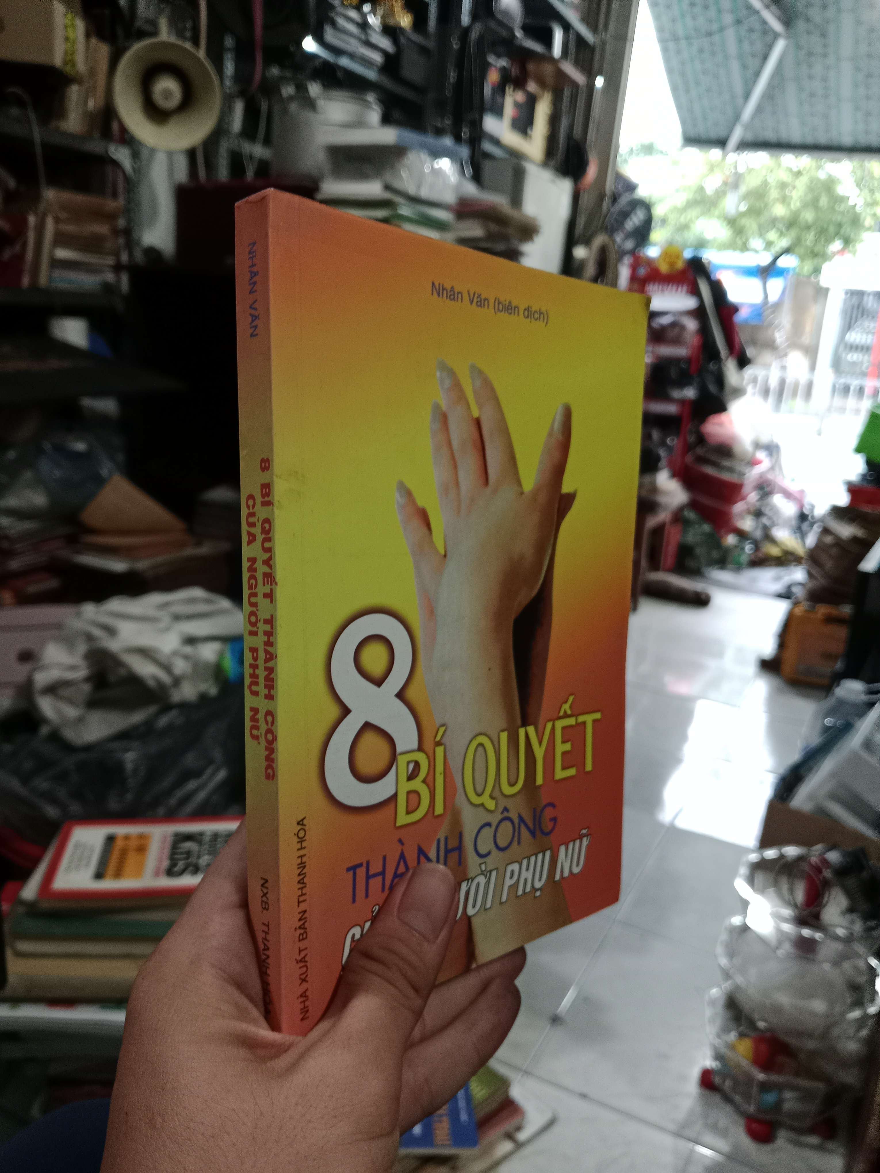 8 Bí quyết thành công của người phụ nữ - Nhân Văn 2008 mới 70%, có chữ, gạch chân (Sách kỹ năng) KSX