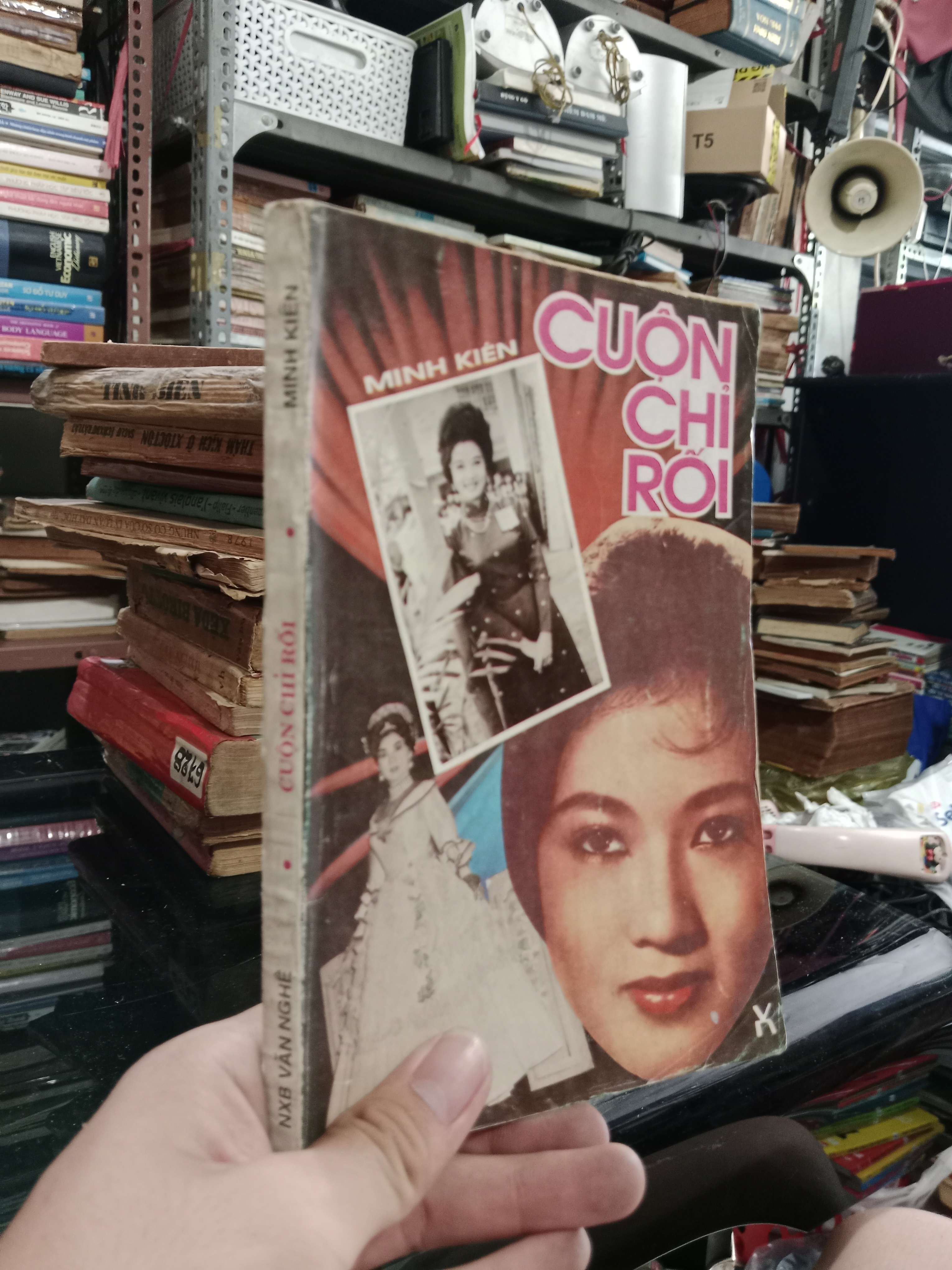 Cuộn chỉ rối - Minh Kiên 1994 mới 70% (Sách văn học) KSX