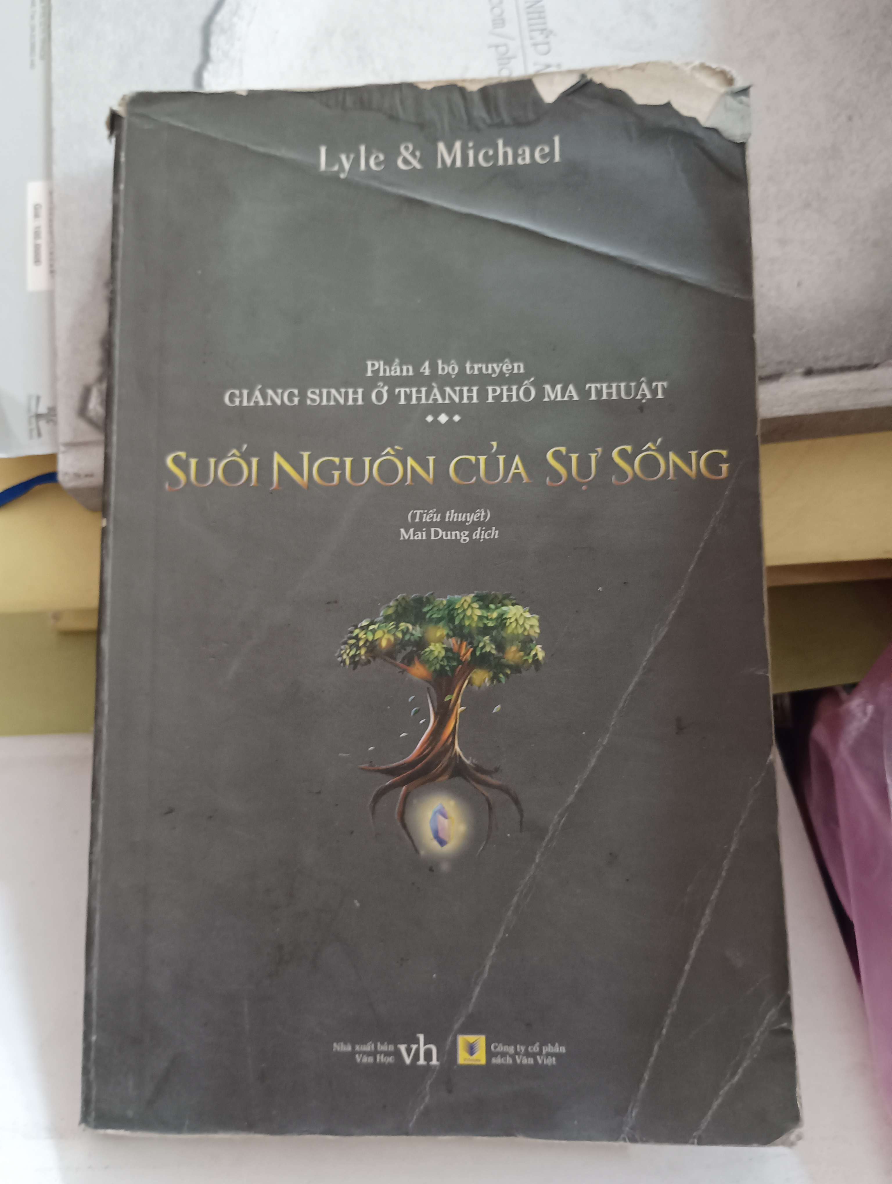 Giáng sinh ở thành phố Ma thuật: Suối nguồn của sự sống - Lyle & Michael 2016 Mới 70%, rách bìa nhẹ (Tiểu Thuyết) OKB-K8T3