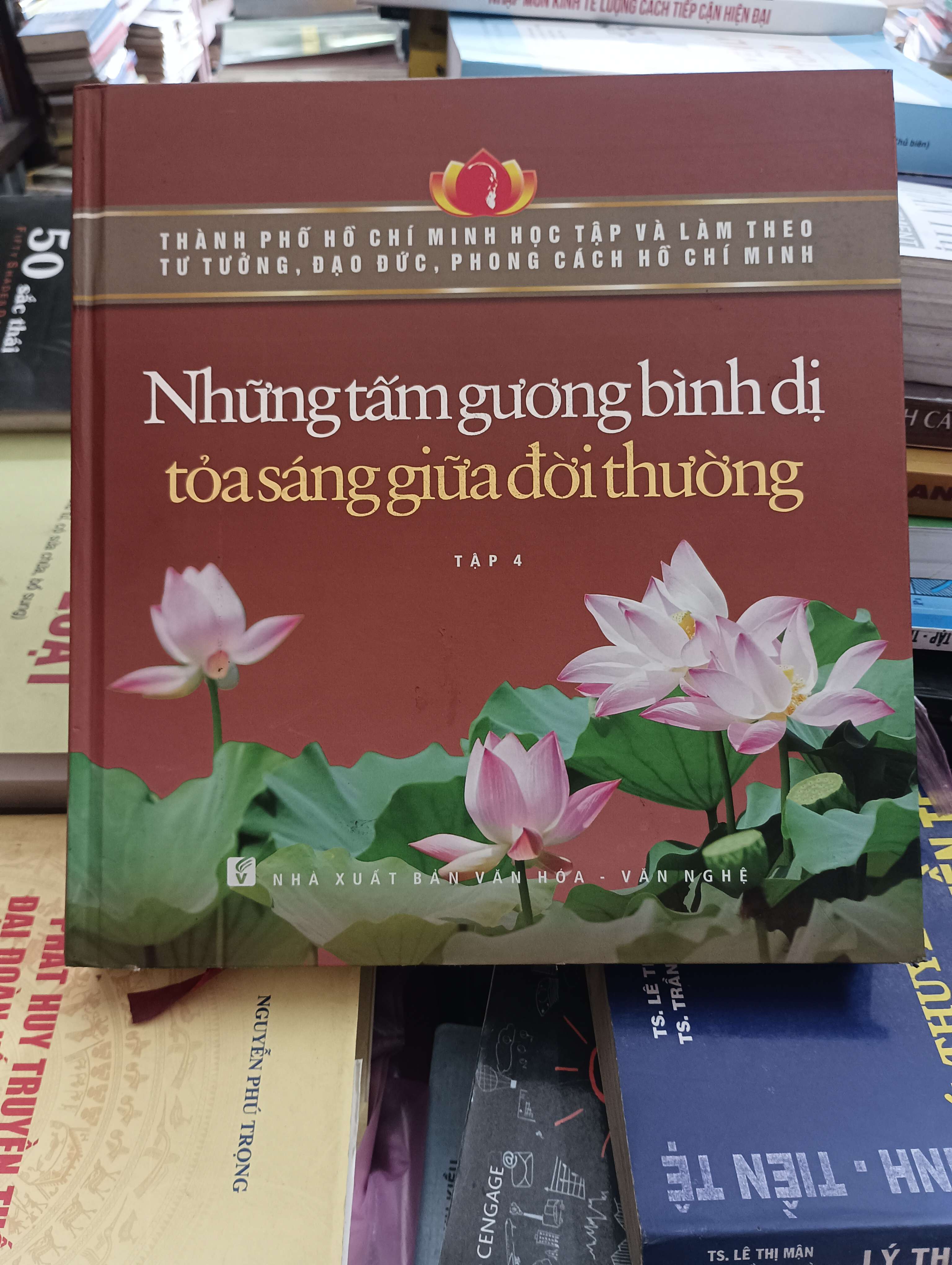 Những tấm gương bình dị tỏa sáng giữa đời thường (Tập 4) 2020 Mới 80% (Sách chính trị - pháp lý) OKB-K8T1