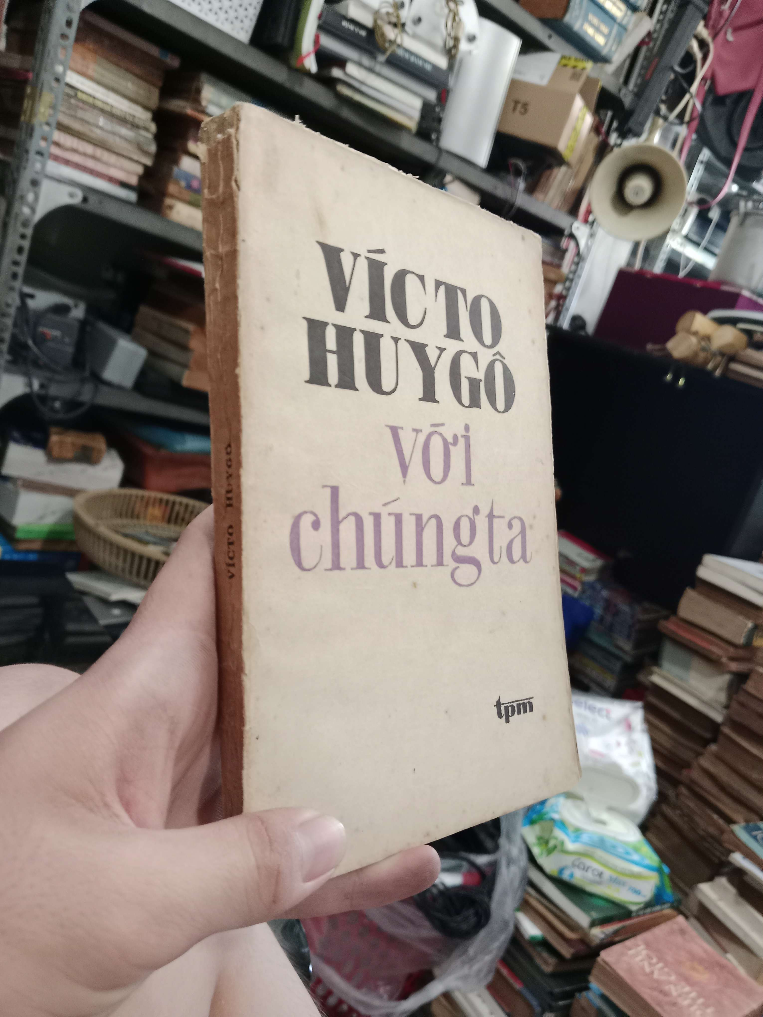 Với chúng ta - Victo Huygo 1985 mới 80% (Sách văn học) KSX