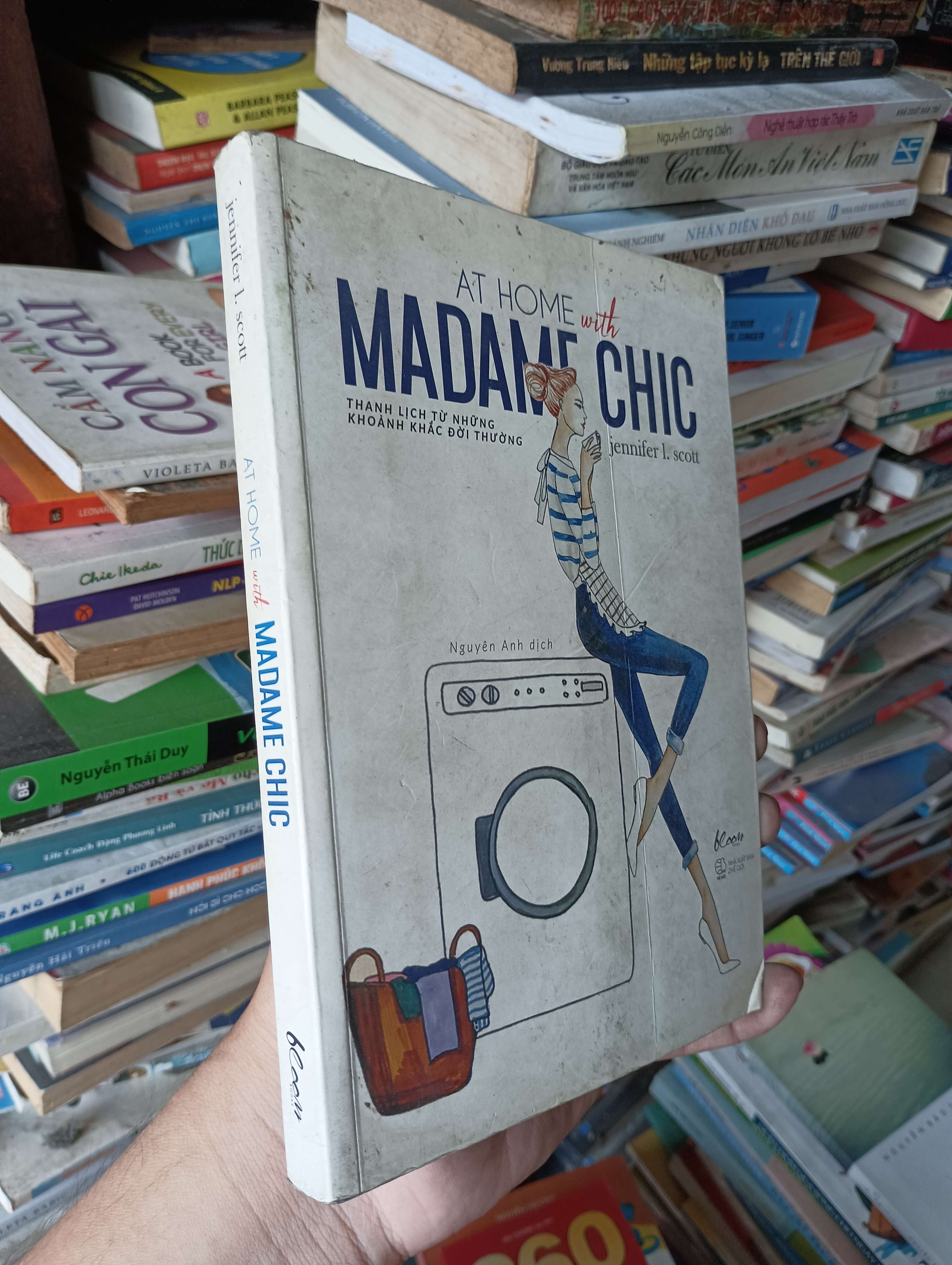 At Home With Madame Chic - Thanh Lịch Từ Những Khoảnh Khắc Đời Thường (Jennifer L. Scott) 2018 Mới 80% (Kỹ năng sống) OKB-K1T4