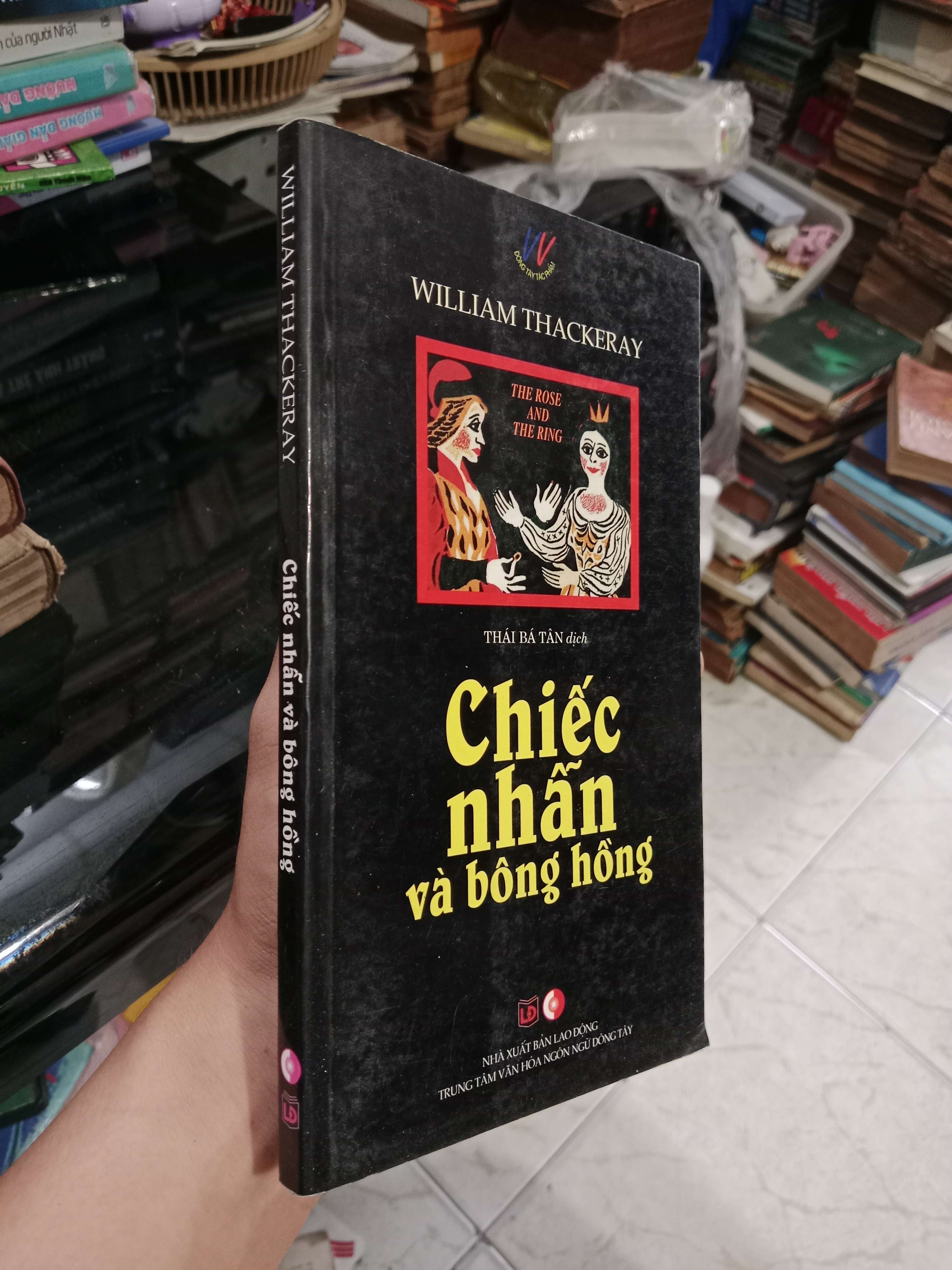 Chiếc nhẫn và bông hồng - William Thackeray 2012 mới 80% (Sách văn học) KSX