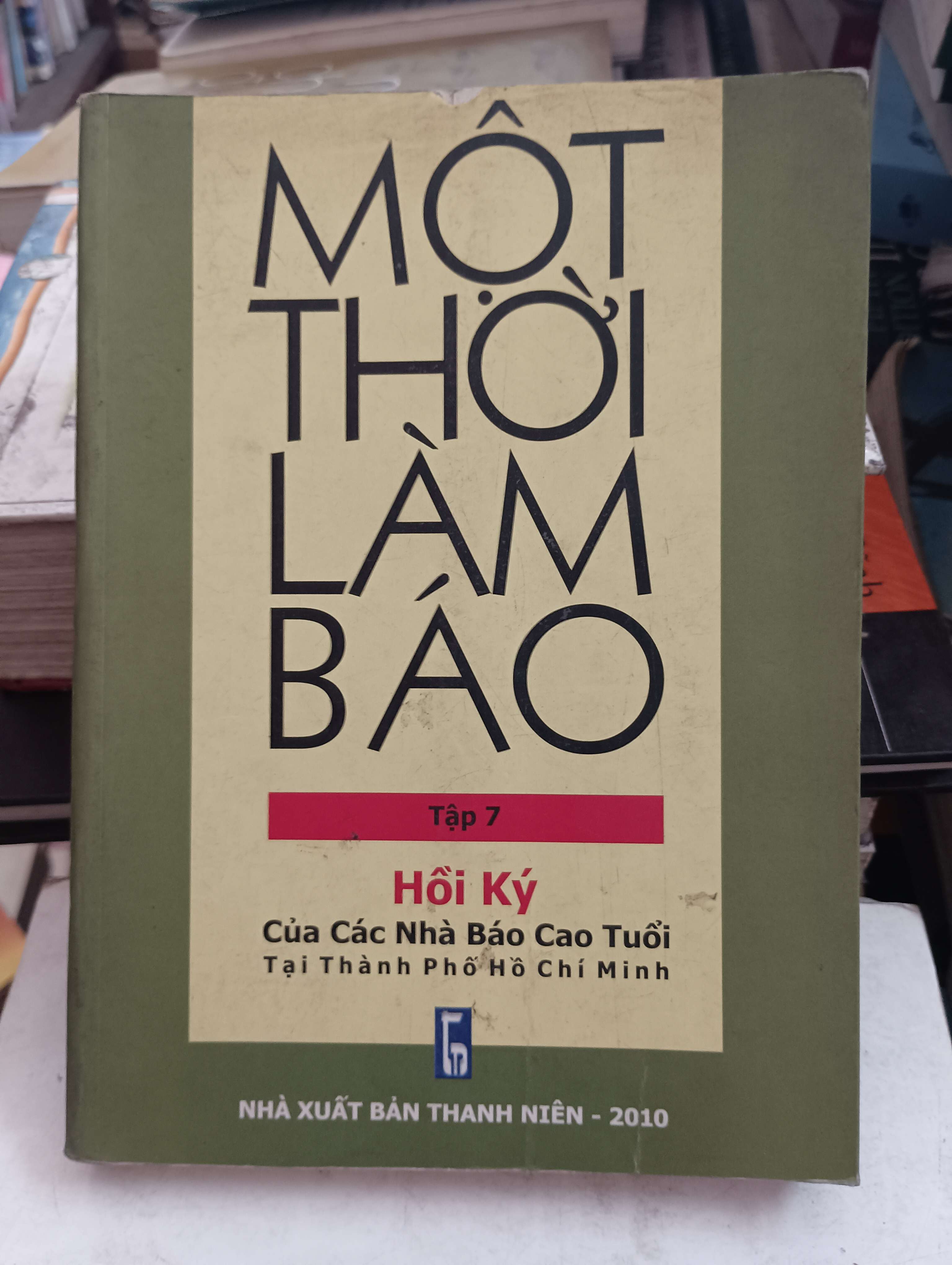 Một thời làm báo (Tập 7 - Hồi ký của các nhà báo cao tuổi tại Thành phố Hồ Chí Minh) 2010 Mới 80% (Sách văn học) OKB-K8T4
